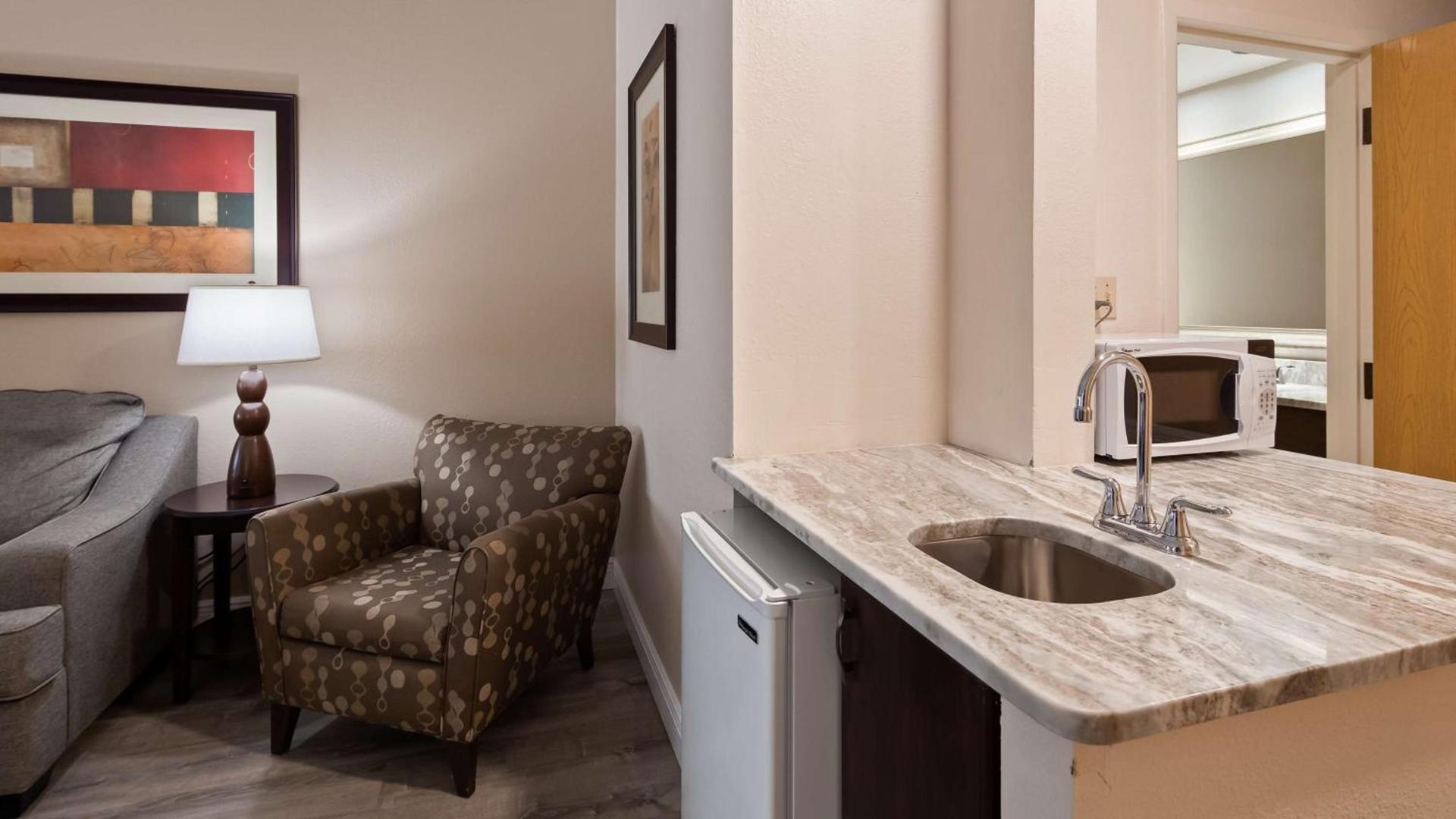 Best Western Plus Ambassador Suites photo 13