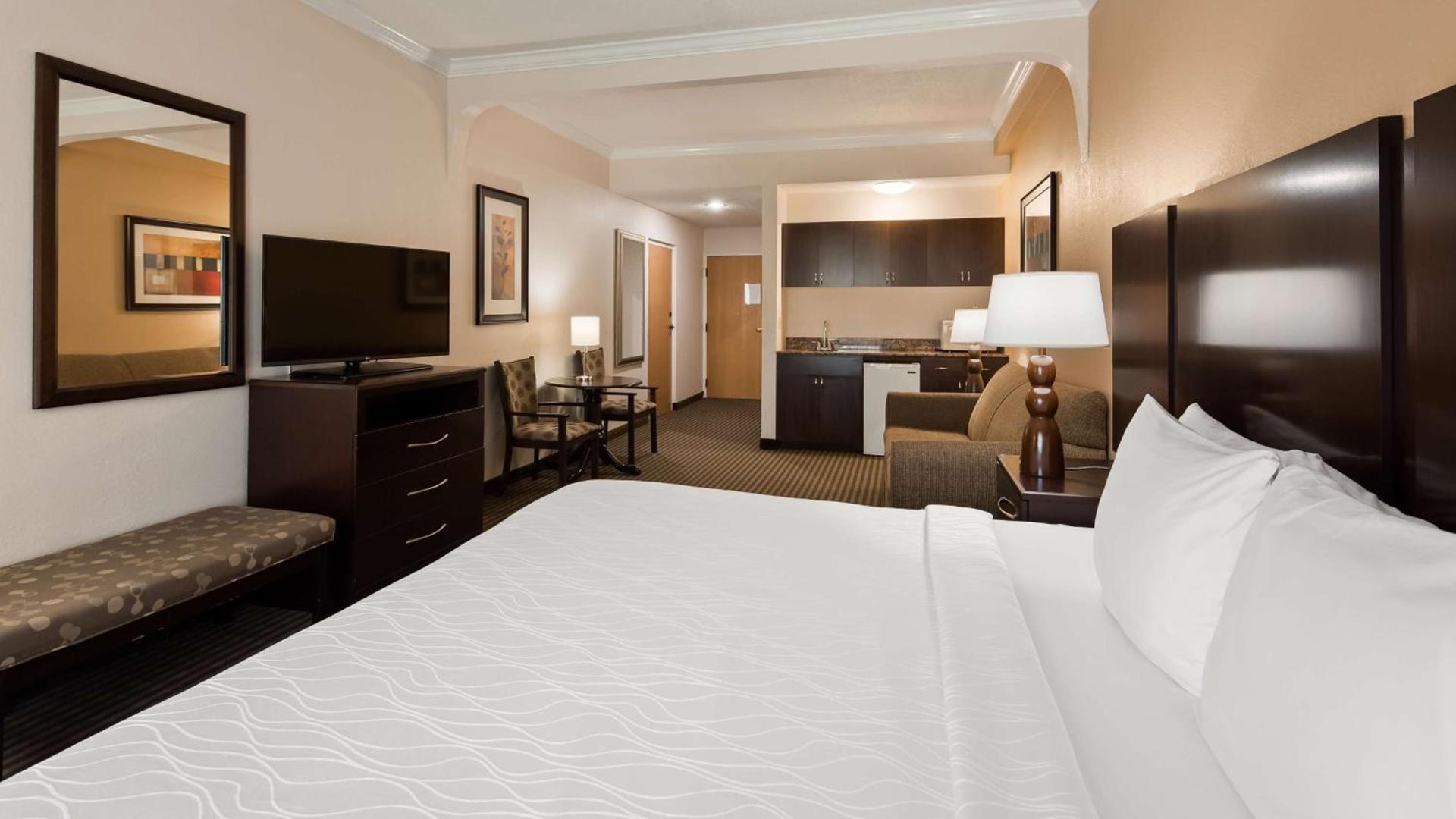 Best Western Plus Ambassador Suites photo 16