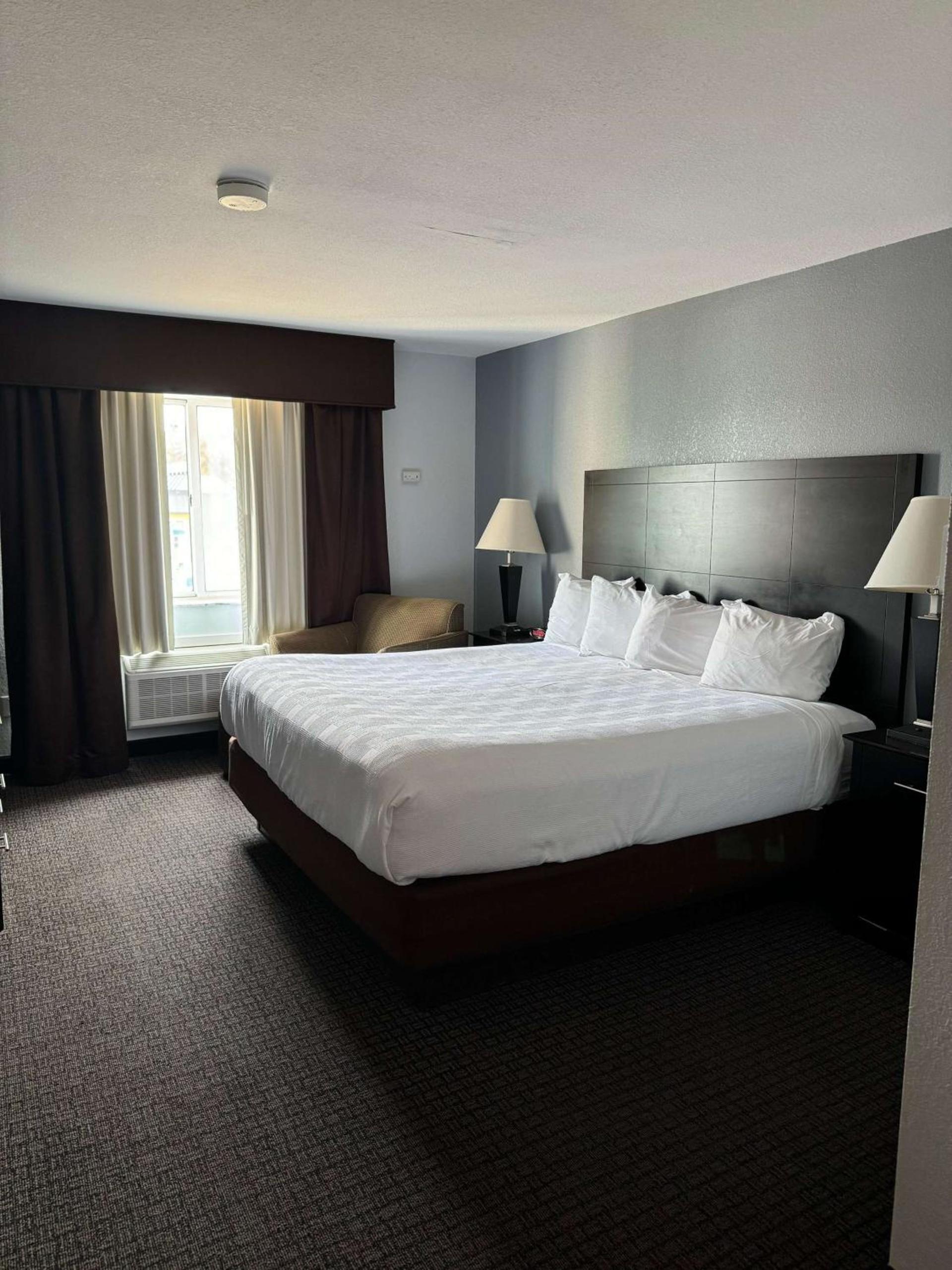 Best Western Lakewinds photo 24
