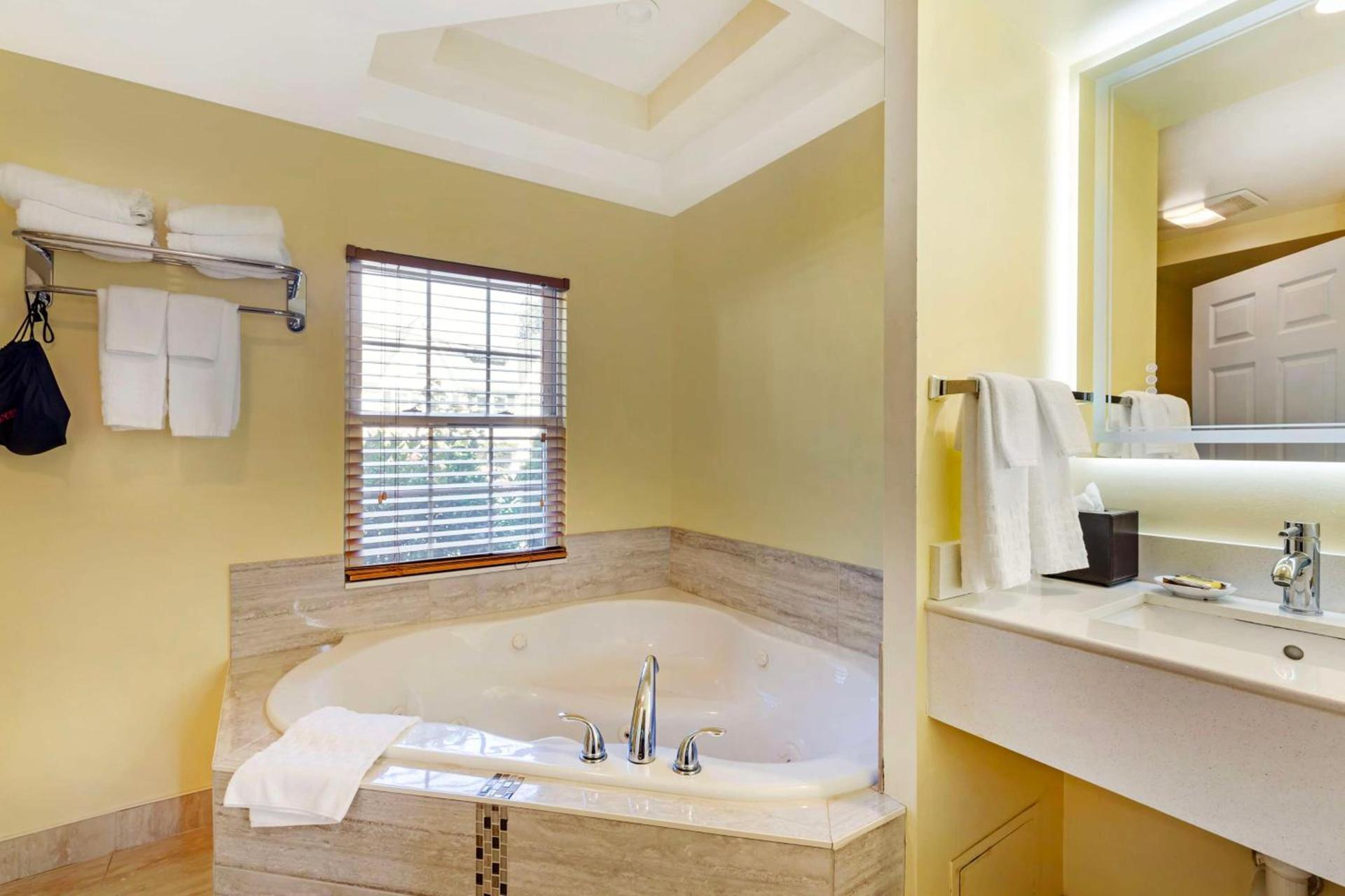 Best Western Plus Cold Spring photo 32