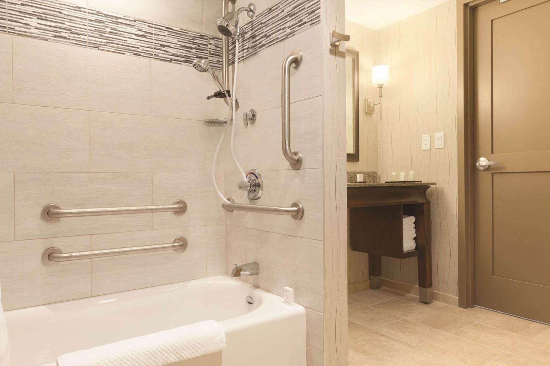 Embassy Suites Saratoga Springs photo 21
