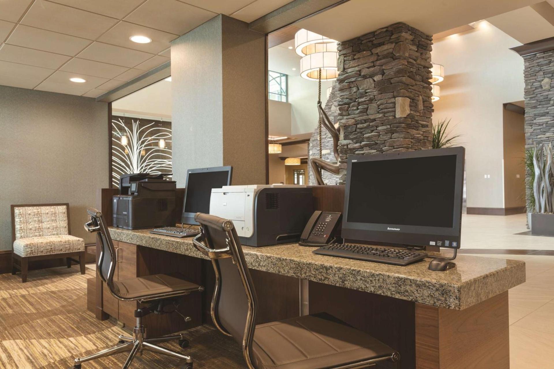 Embassy Suites Saratoga Springs photo 40