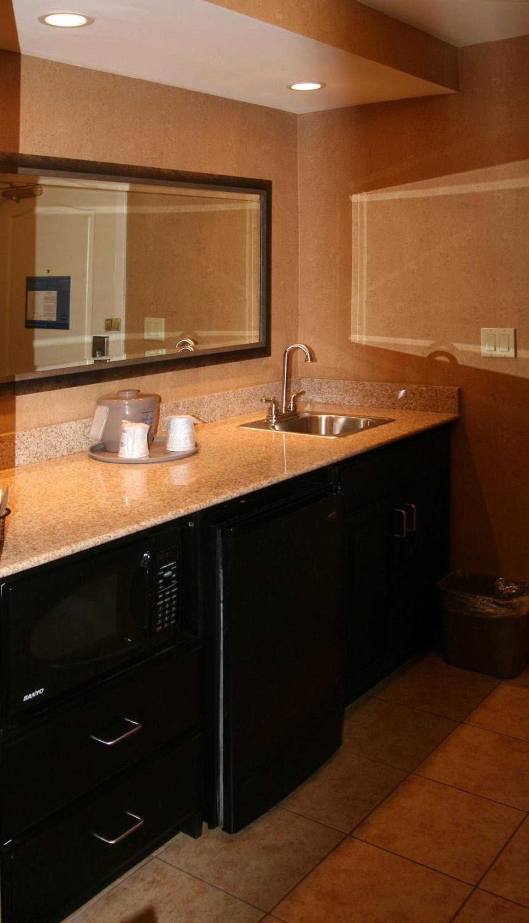 Hampton Inn and Suites Barstow photo 41