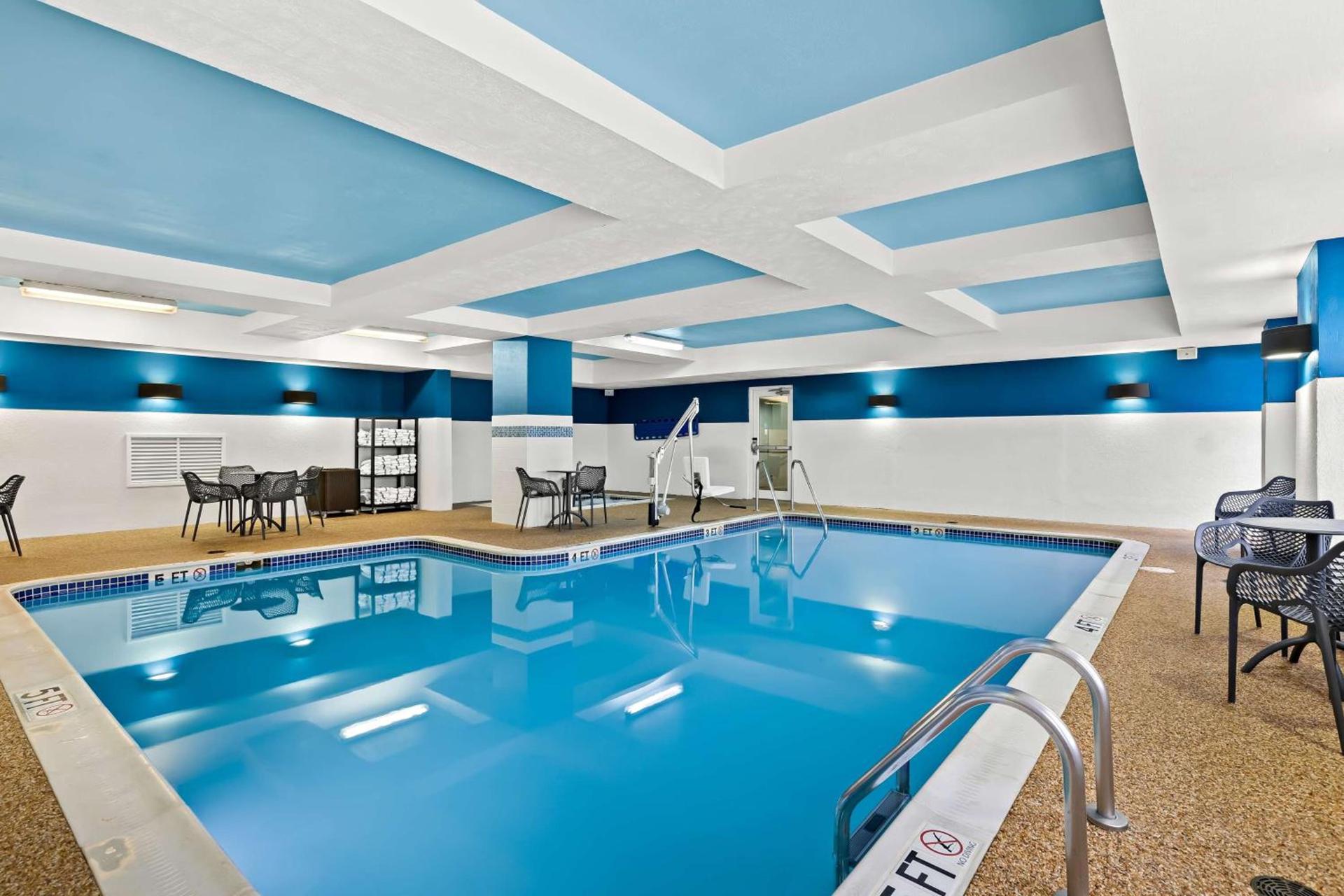 Hampton Inn & Suites Canton photo 8
