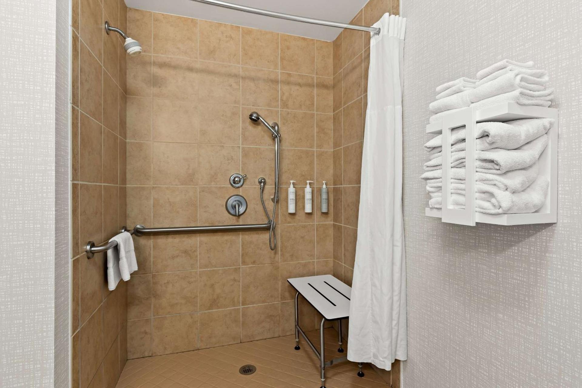 Hampton Inn & Suites Canton photo 17