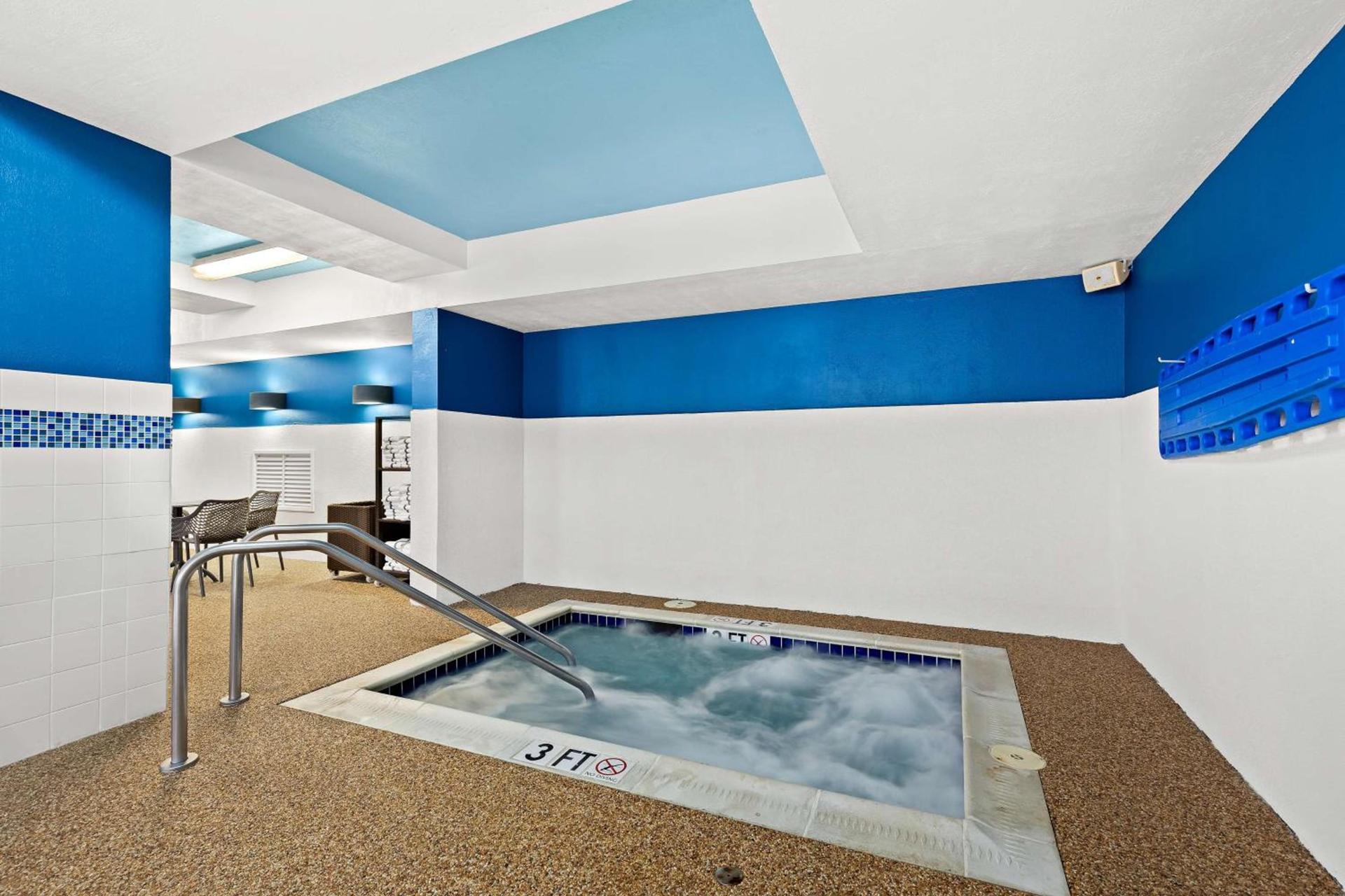 Hampton Inn & Suites Canton photo 35