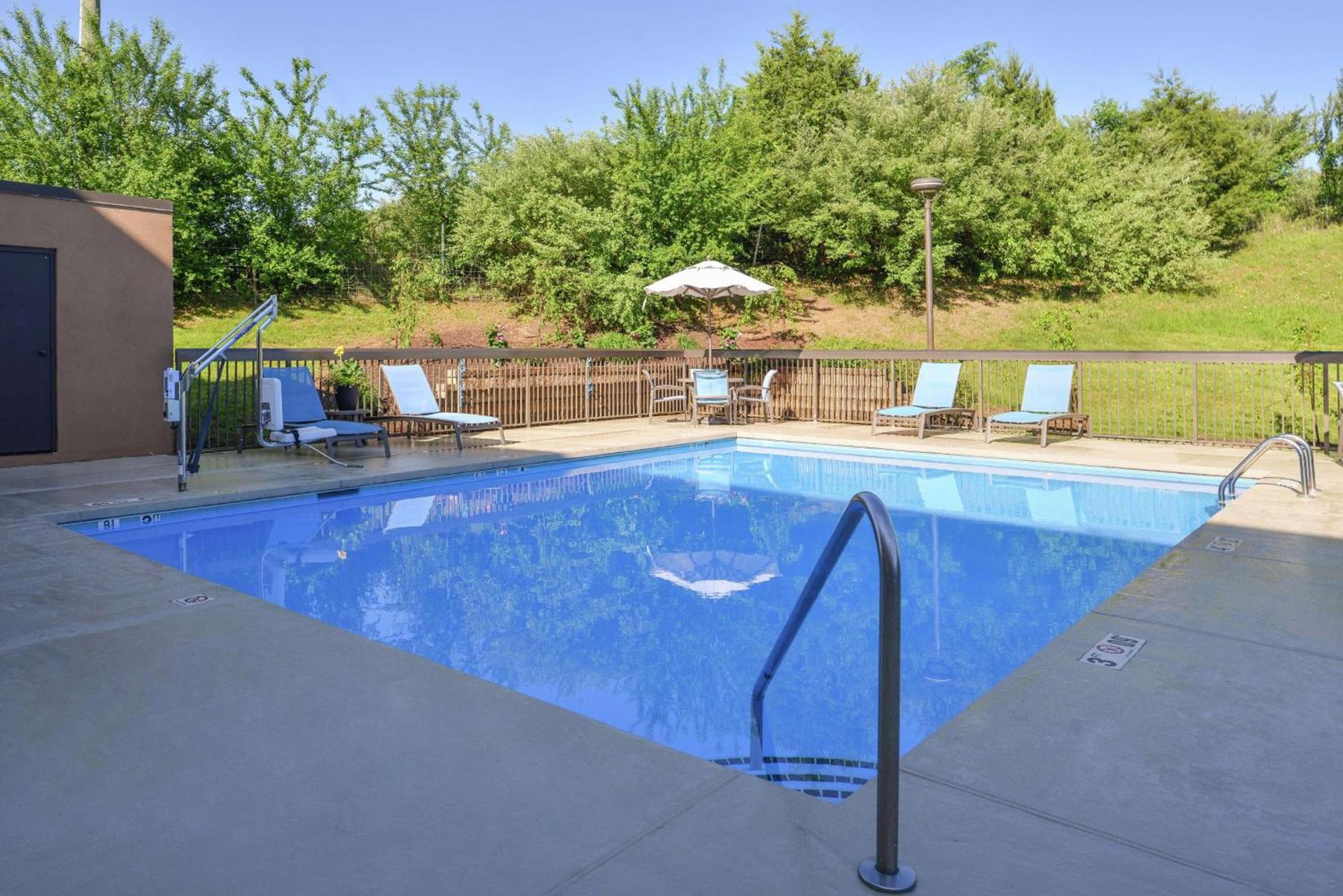 Hampton Inn Staunton photo 7