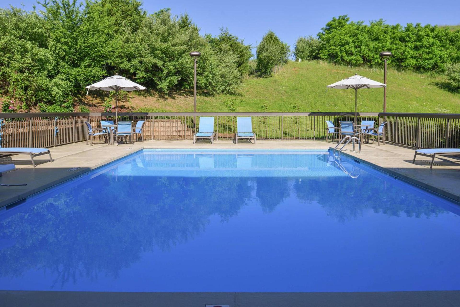 Hampton Inn Staunton photo 8