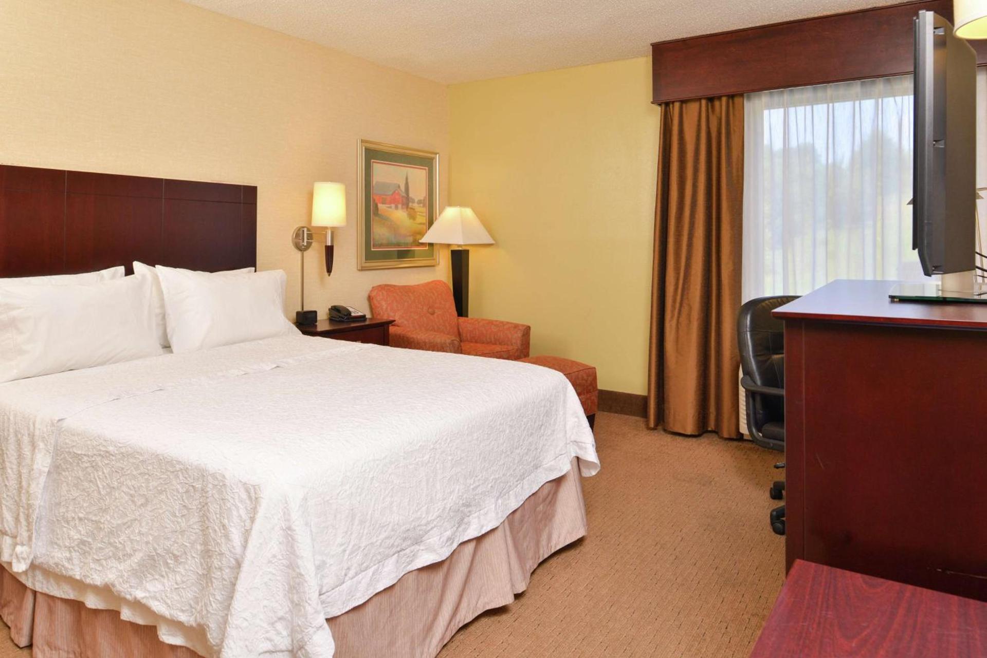 Hampton Inn Staunton photo 12