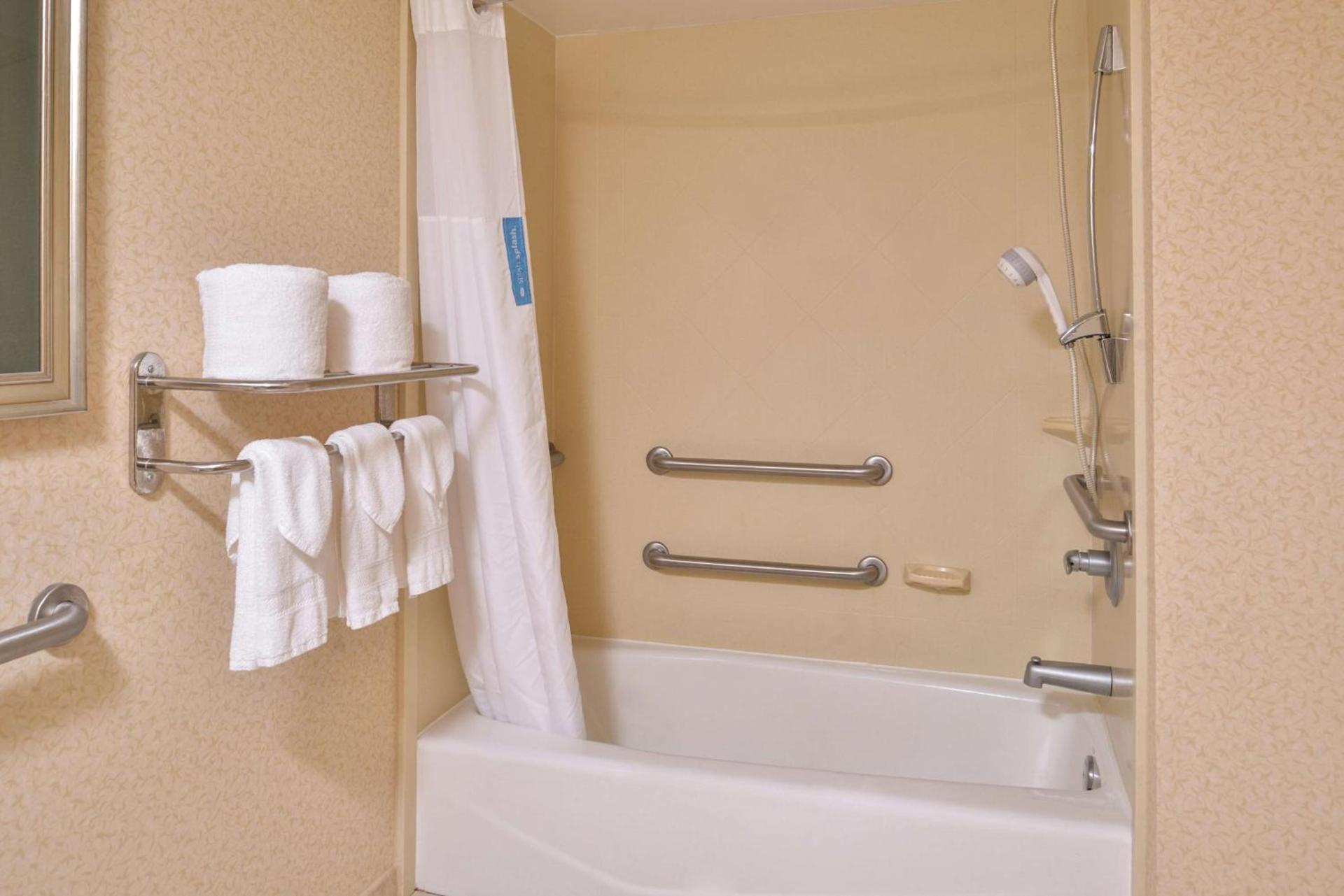 Hampton Inn Staunton photo 14
