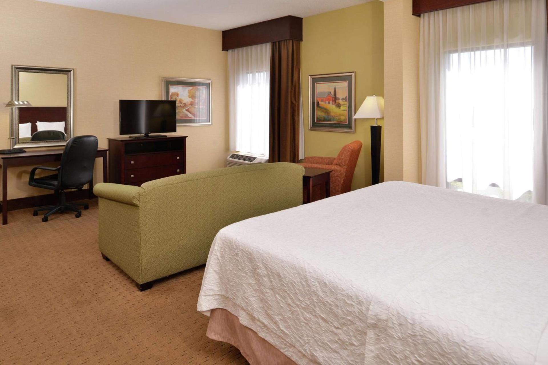 Hampton Inn Staunton photo 20