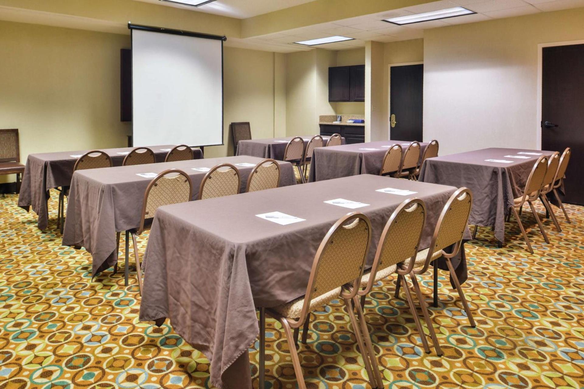 Hampton Inn Staunton photo 28