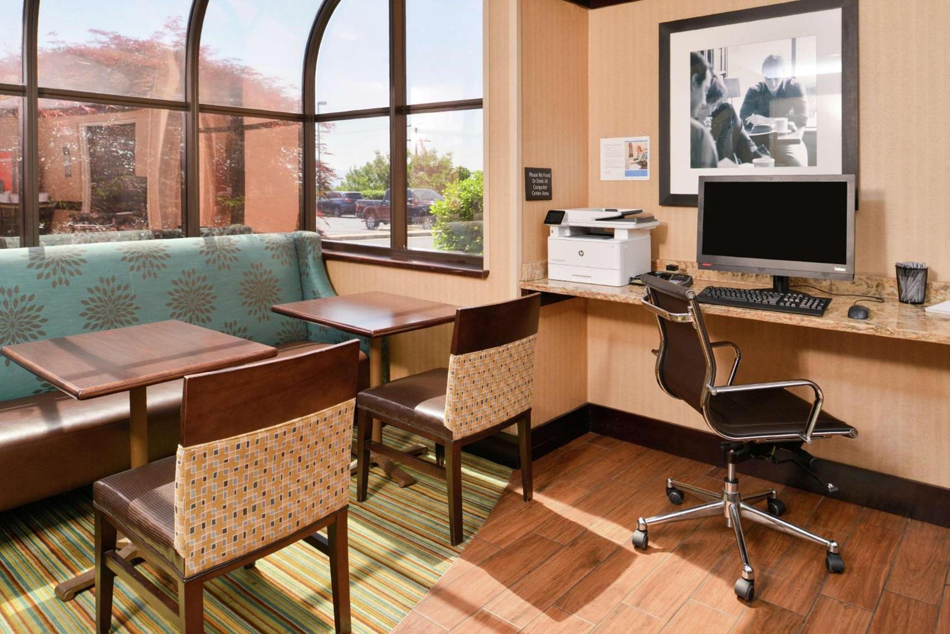Hampton Inn Staunton photo 31