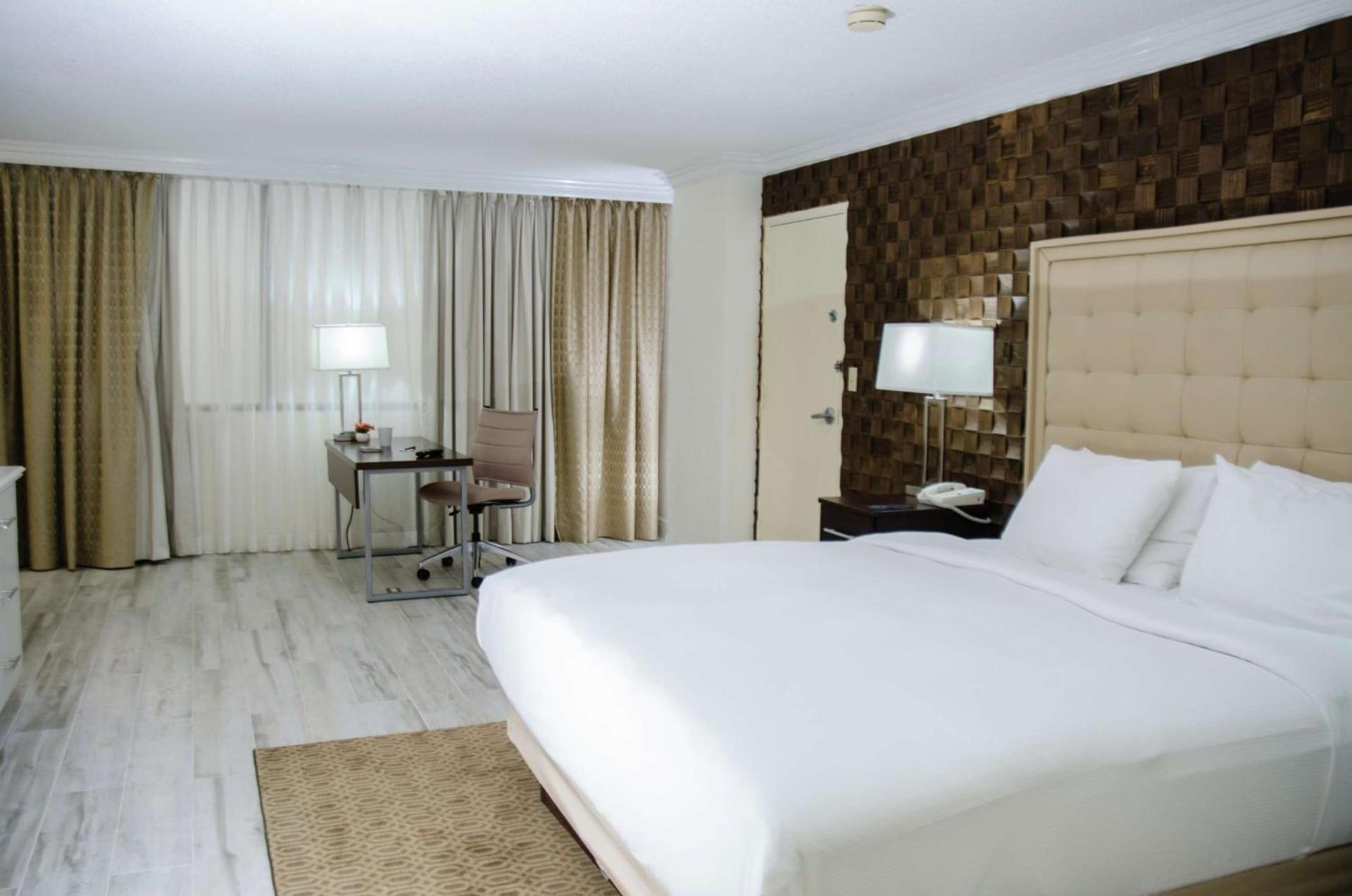 Hilton Palm Beach PBI photo 37