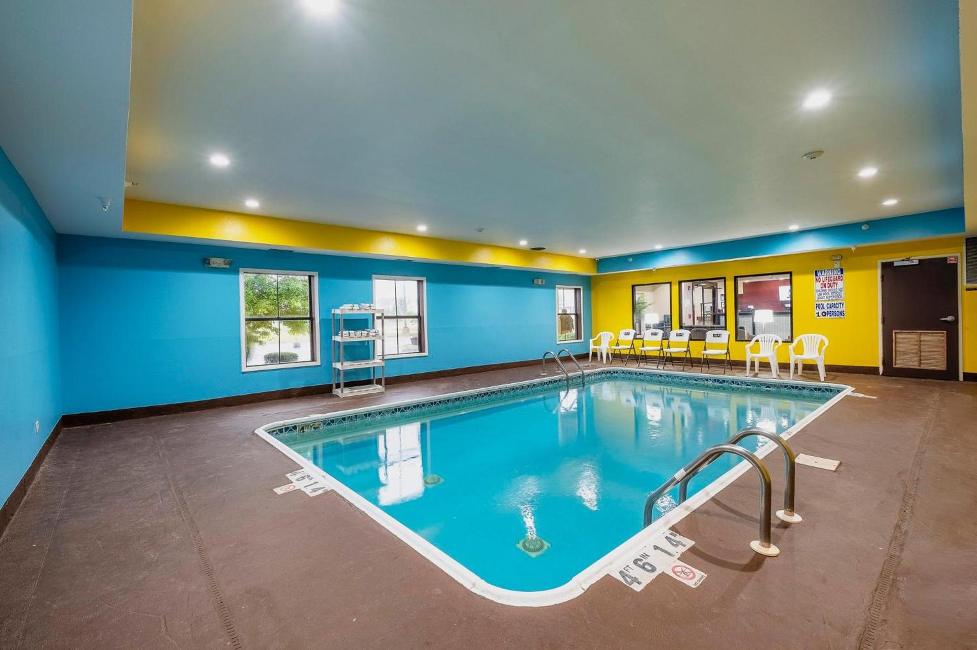 Econo Lodge Inn & Suites photo 42