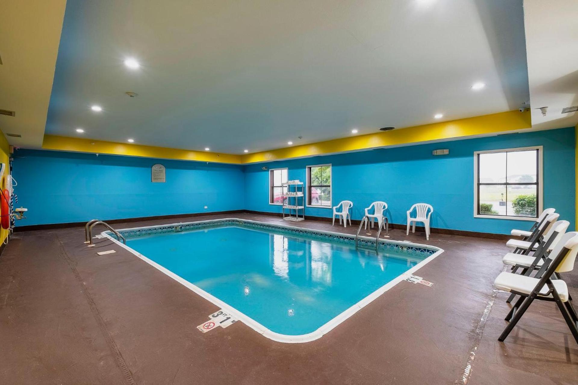 Econo Lodge Inn & Suites photo 41