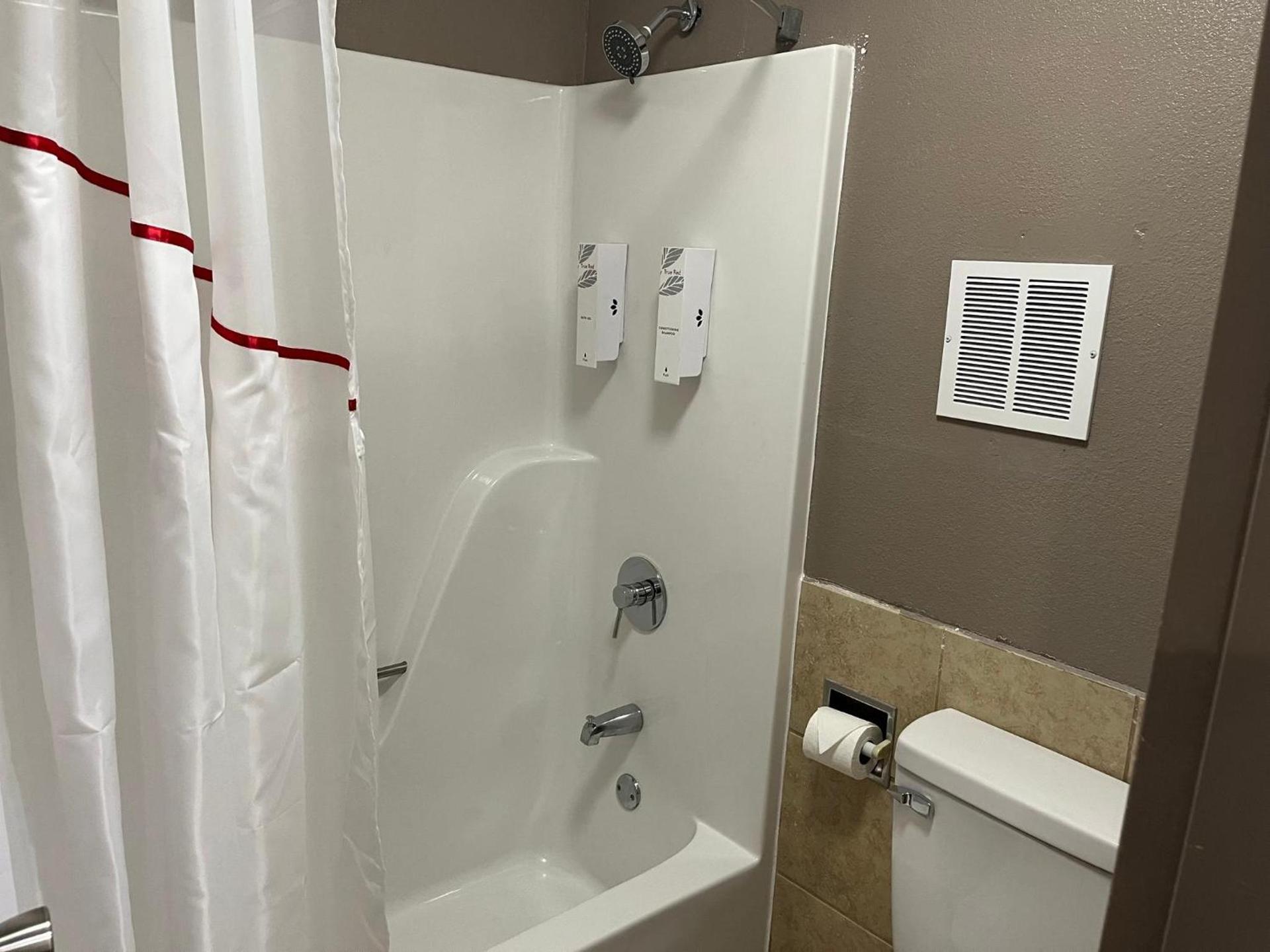 Red Roof Inn Raleigh Northeast - Downtown photo 33
