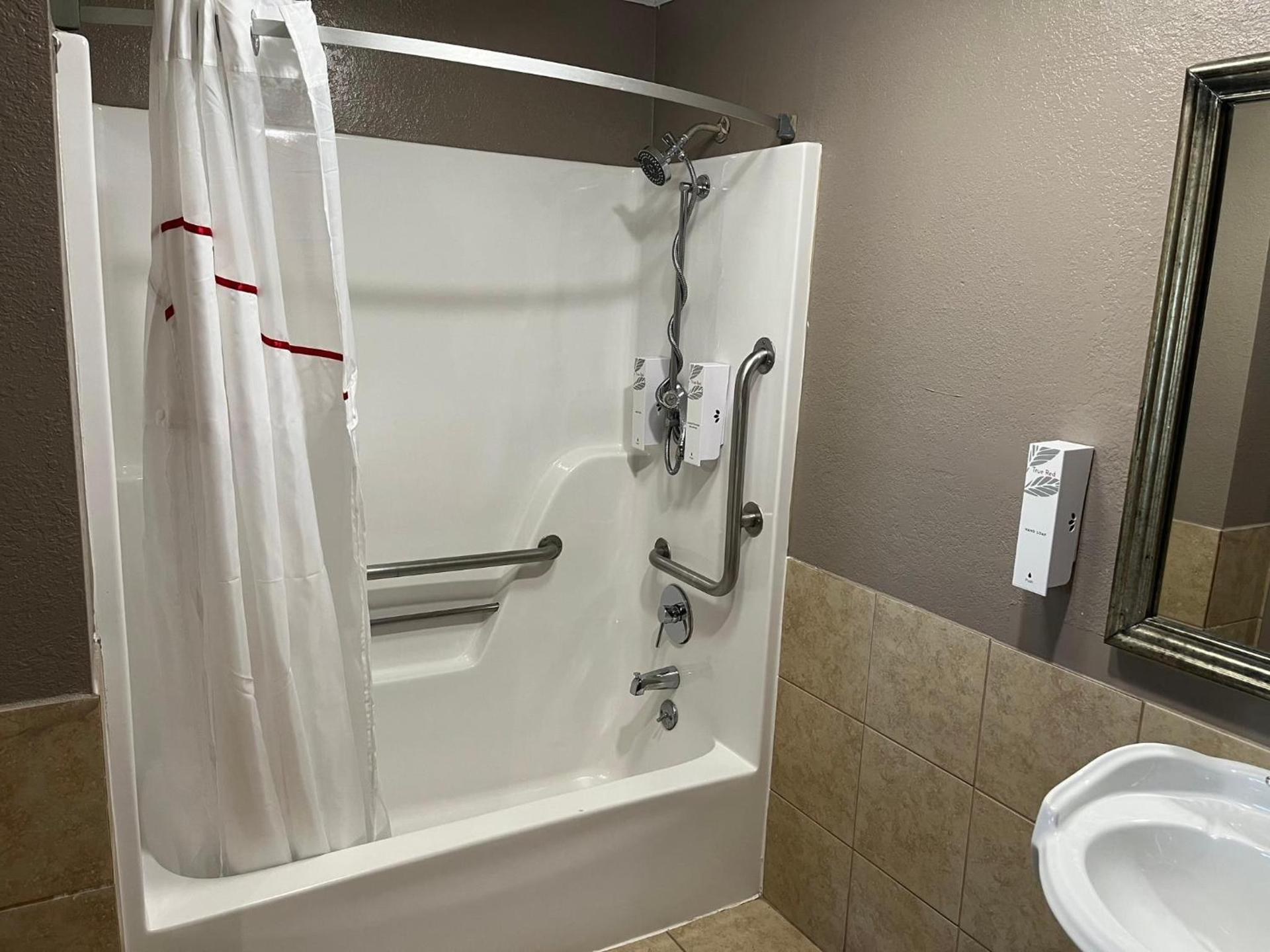 Red Roof Inn Raleigh Northeast - Downtown photo 21