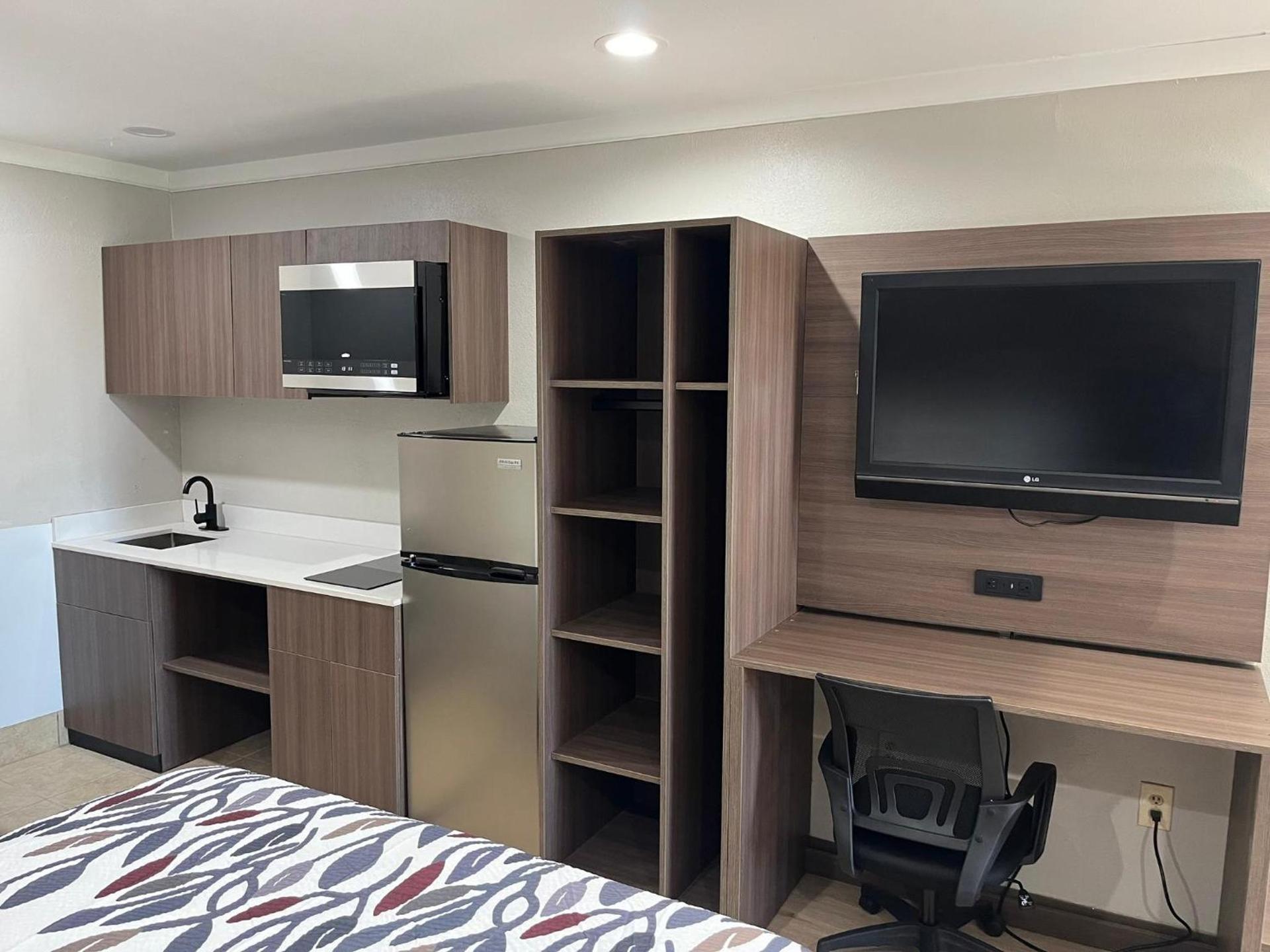 Red Roof Inn Raleigh Northeast - Downtown photo 43