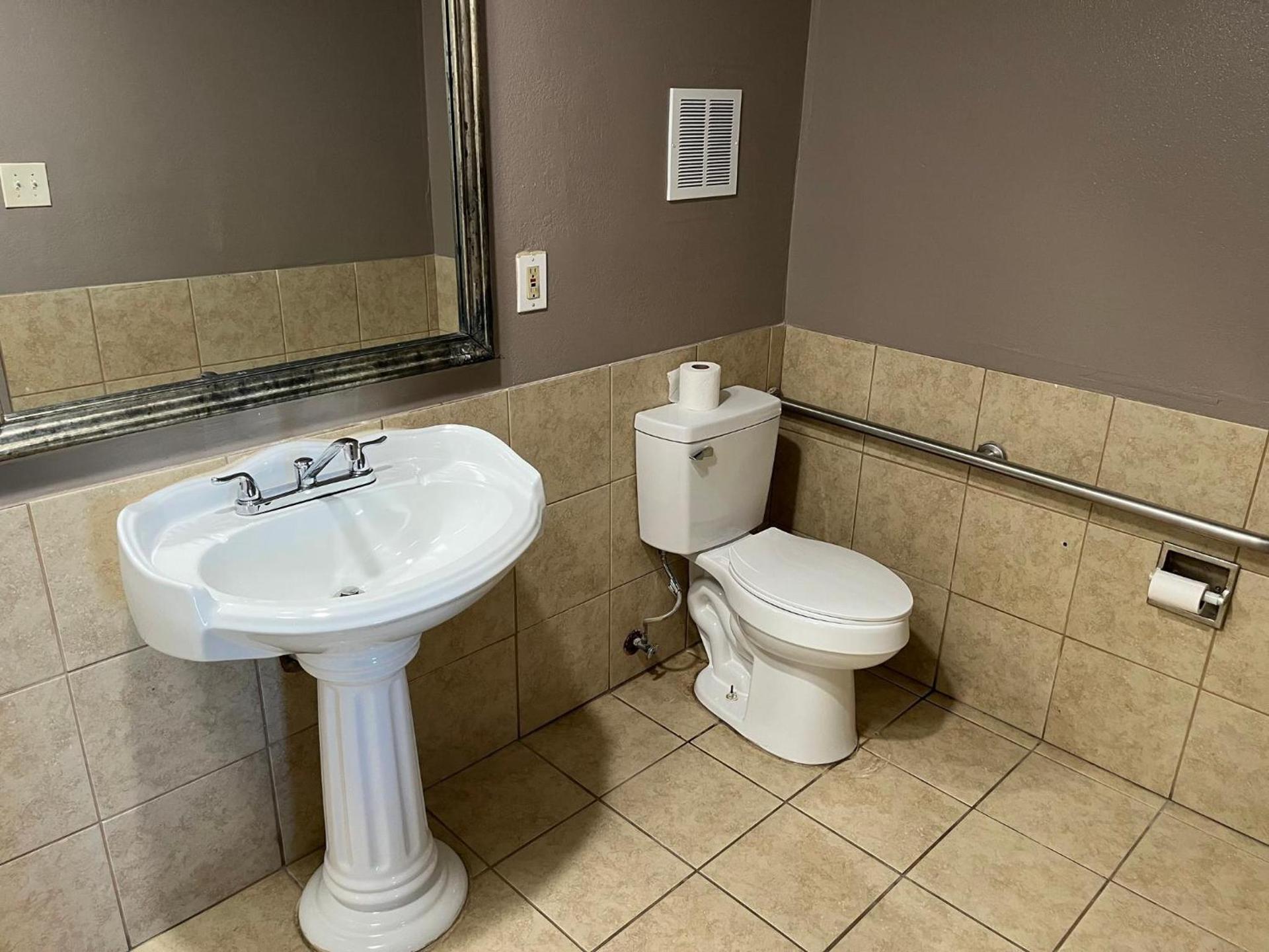 Red Roof Inn Raleigh Northeast - Downtown photo 23