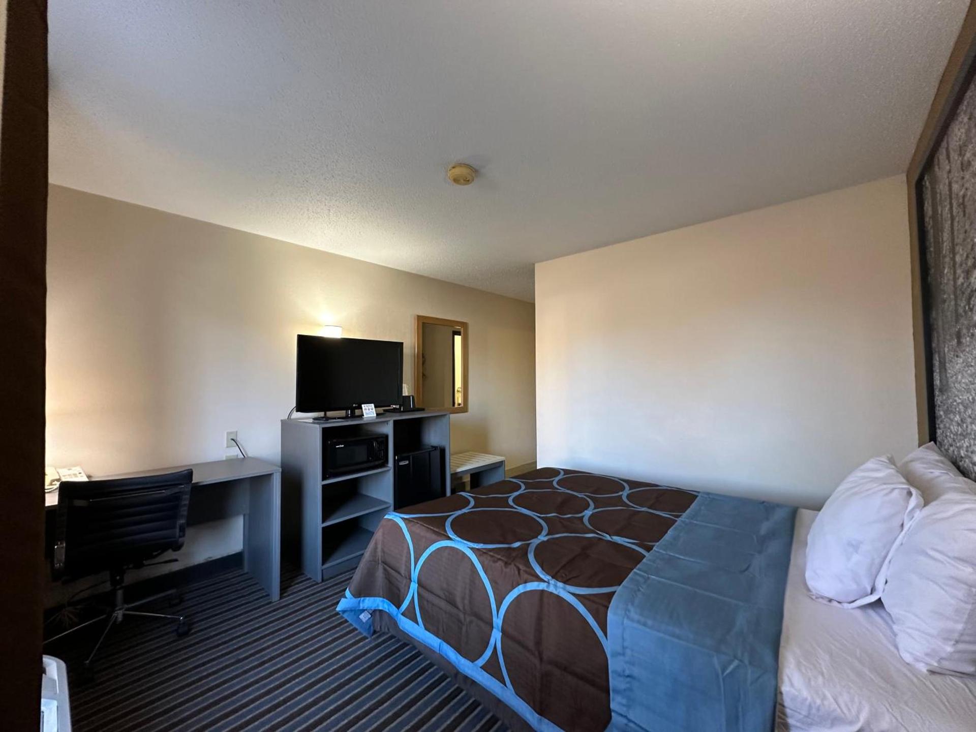 Super 8 by Wyndham Columbia Clark Lane photo 55
