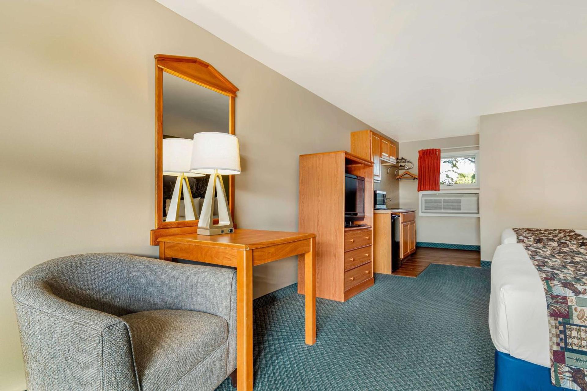Super 8 by Wyndham Lake George/Downtown photo 41