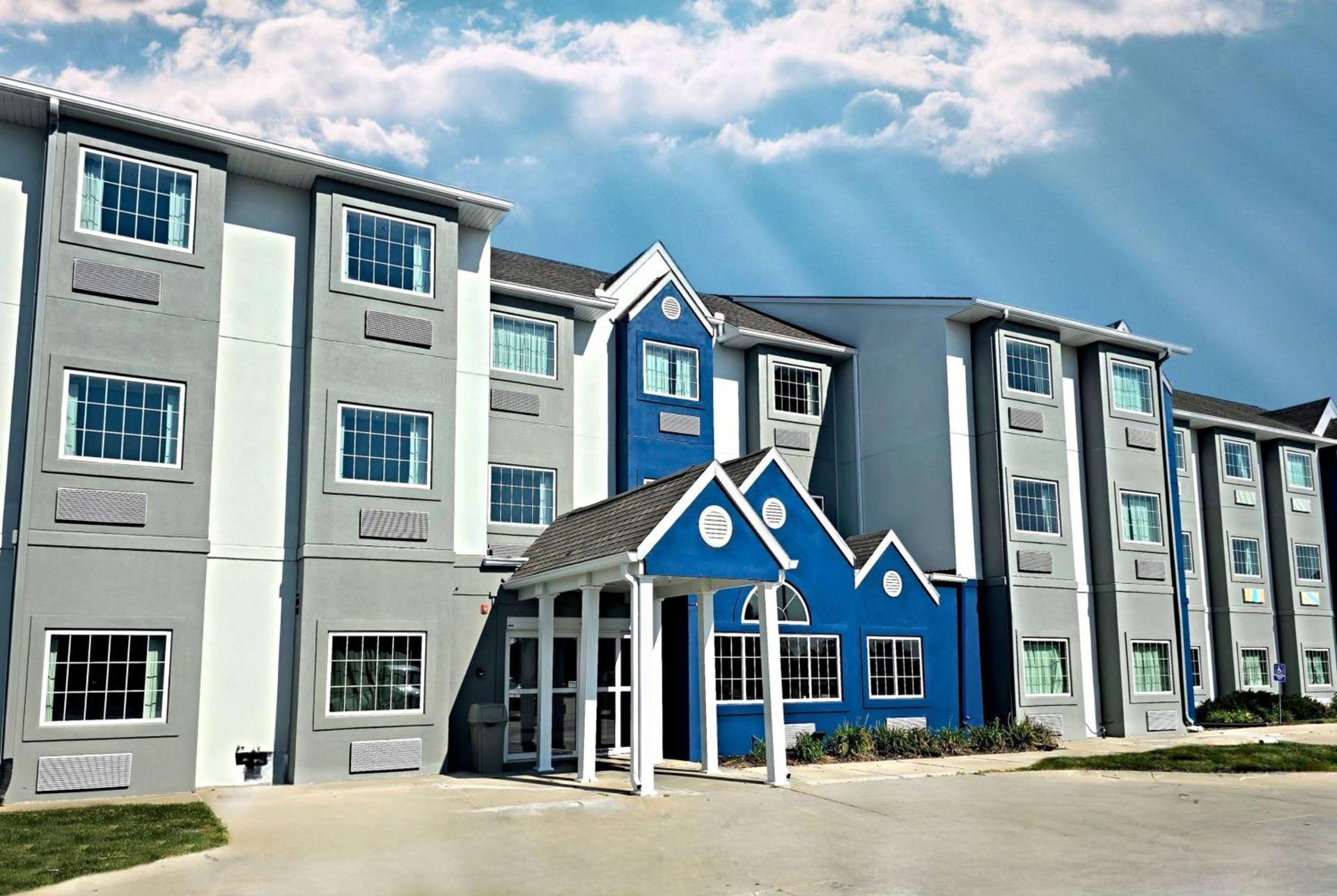 Microtel Inn & Suites by Wyndham Bluffs photo 3