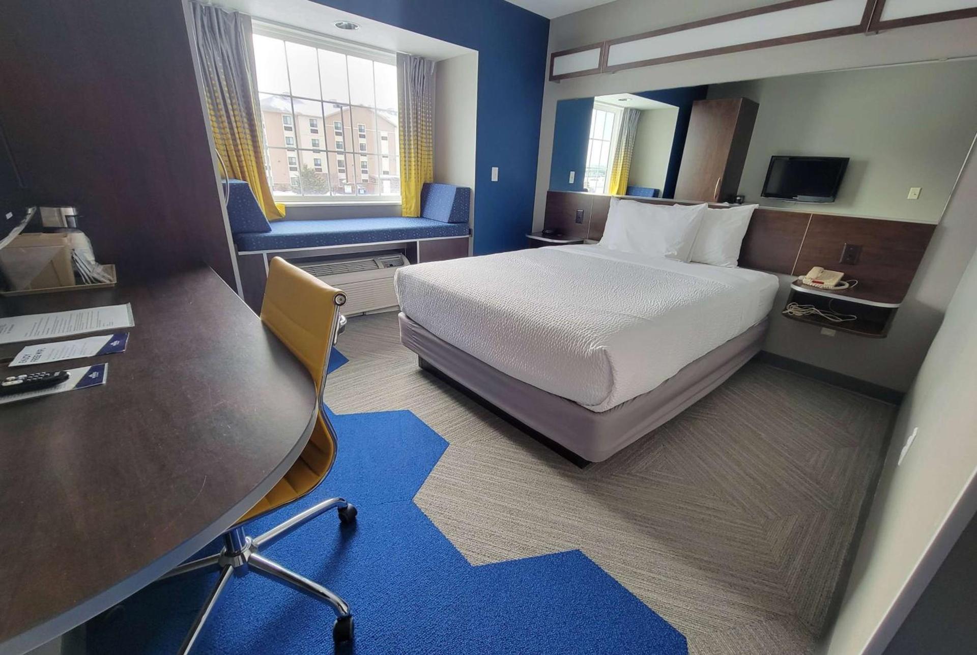 Microtel Inn & Suites by Wyndham Bluffs photo 10