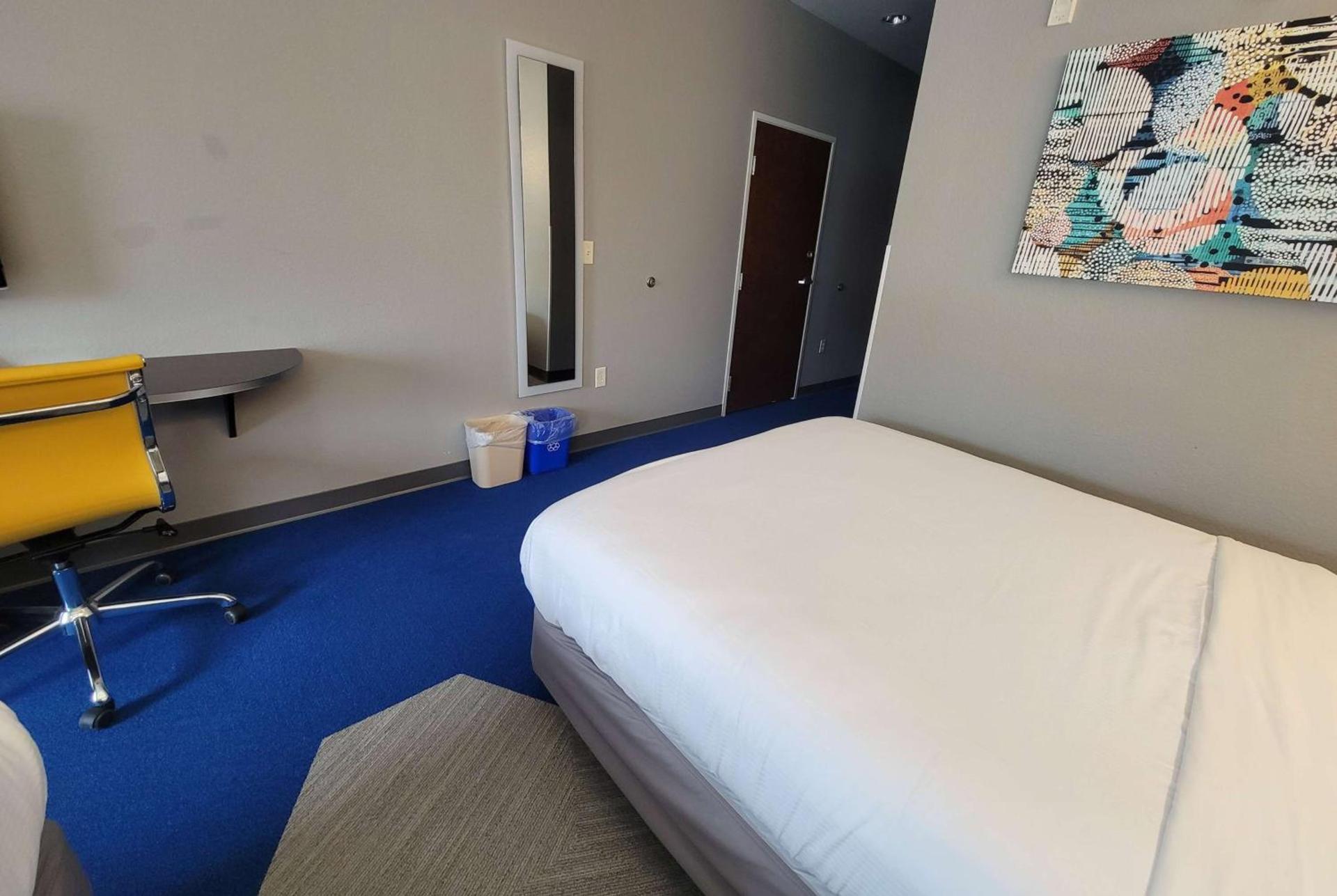 Microtel Inn & Suites by Wyndham Bluffs photo 12