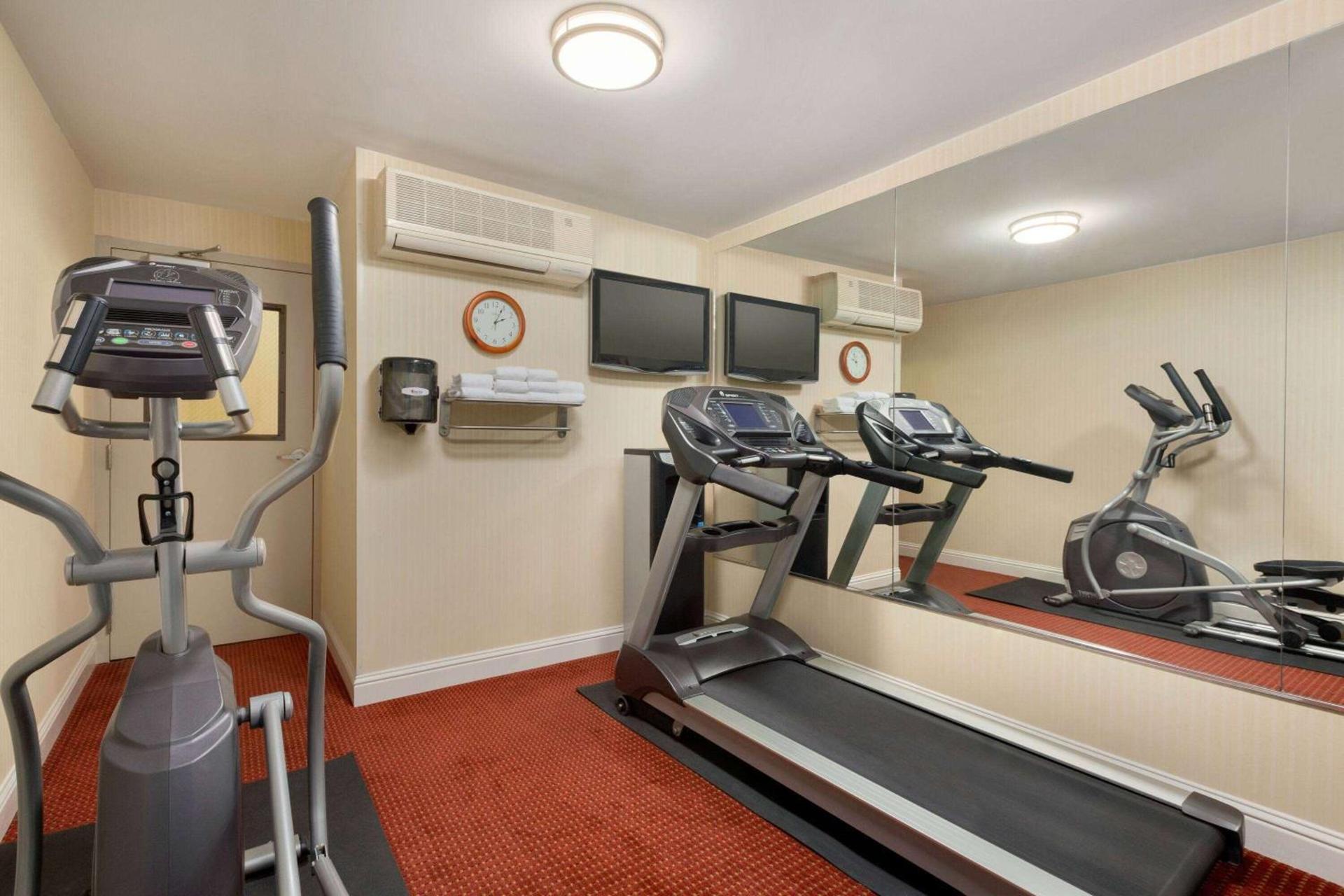 Ramada by Wyndham Oakland Downtown City Center photo 6