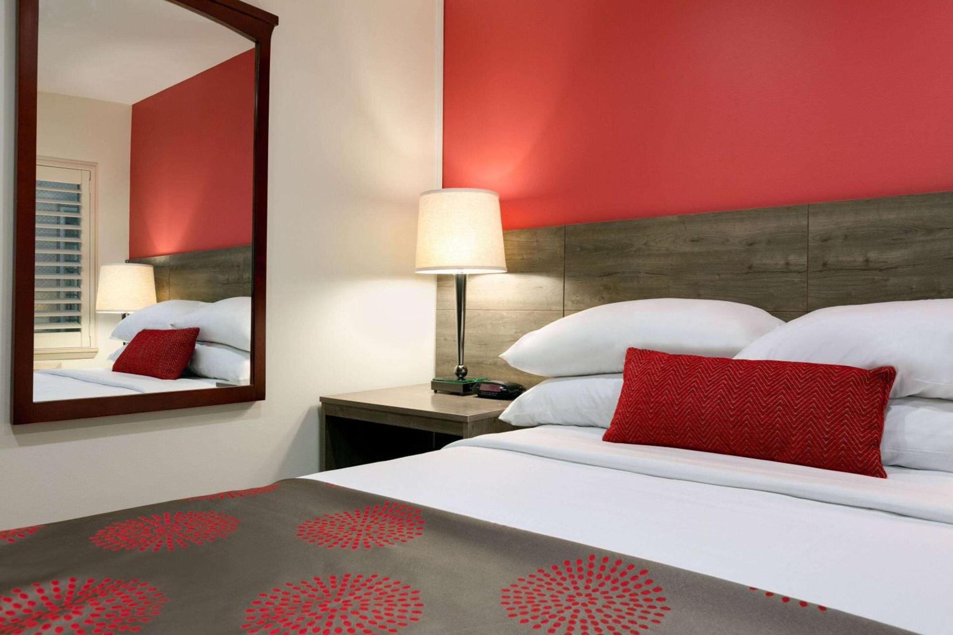 Ramada by Wyndham Oakland Downtown City Center photo 9