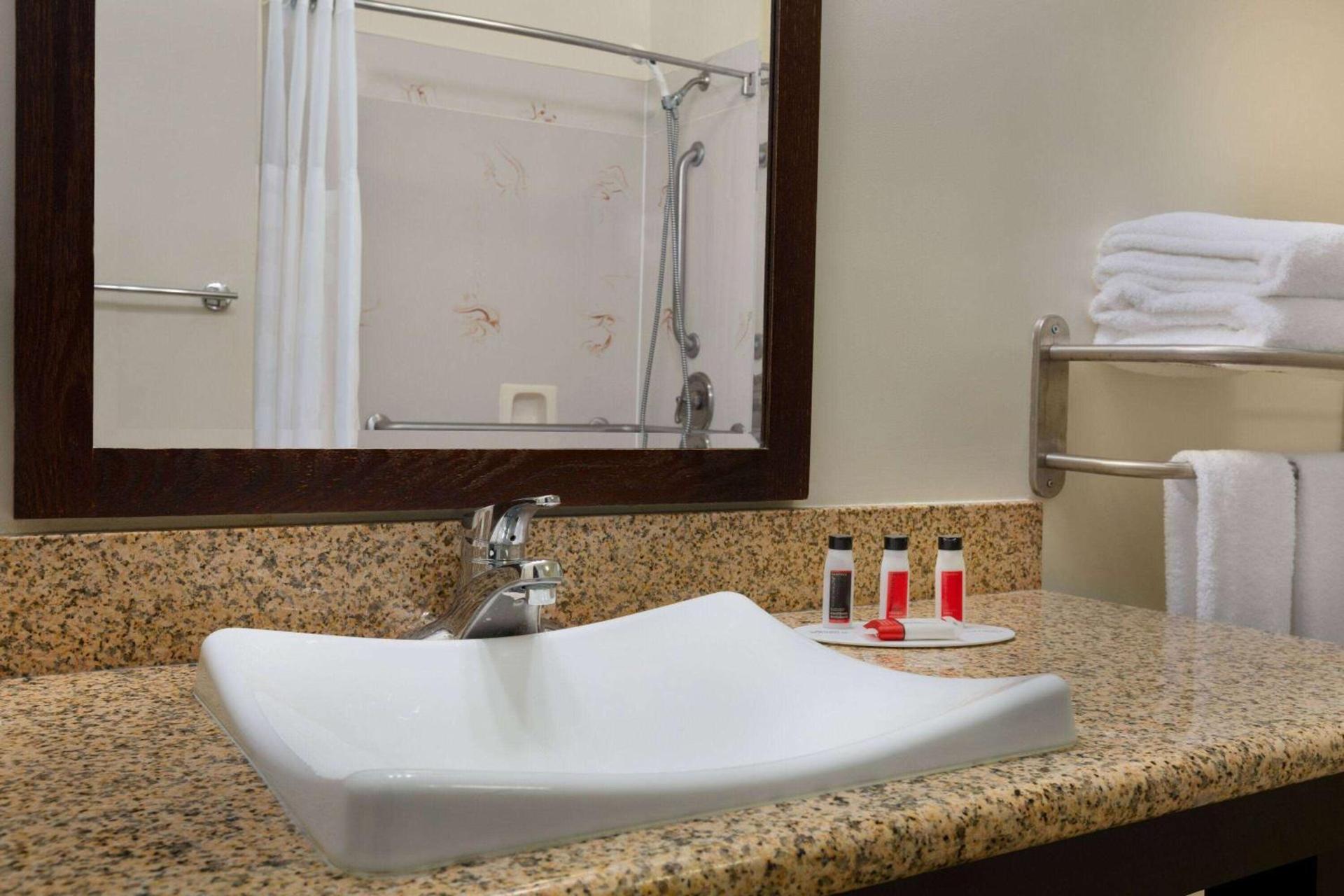 Ramada by Wyndham Oakland Downtown City Center photo 24