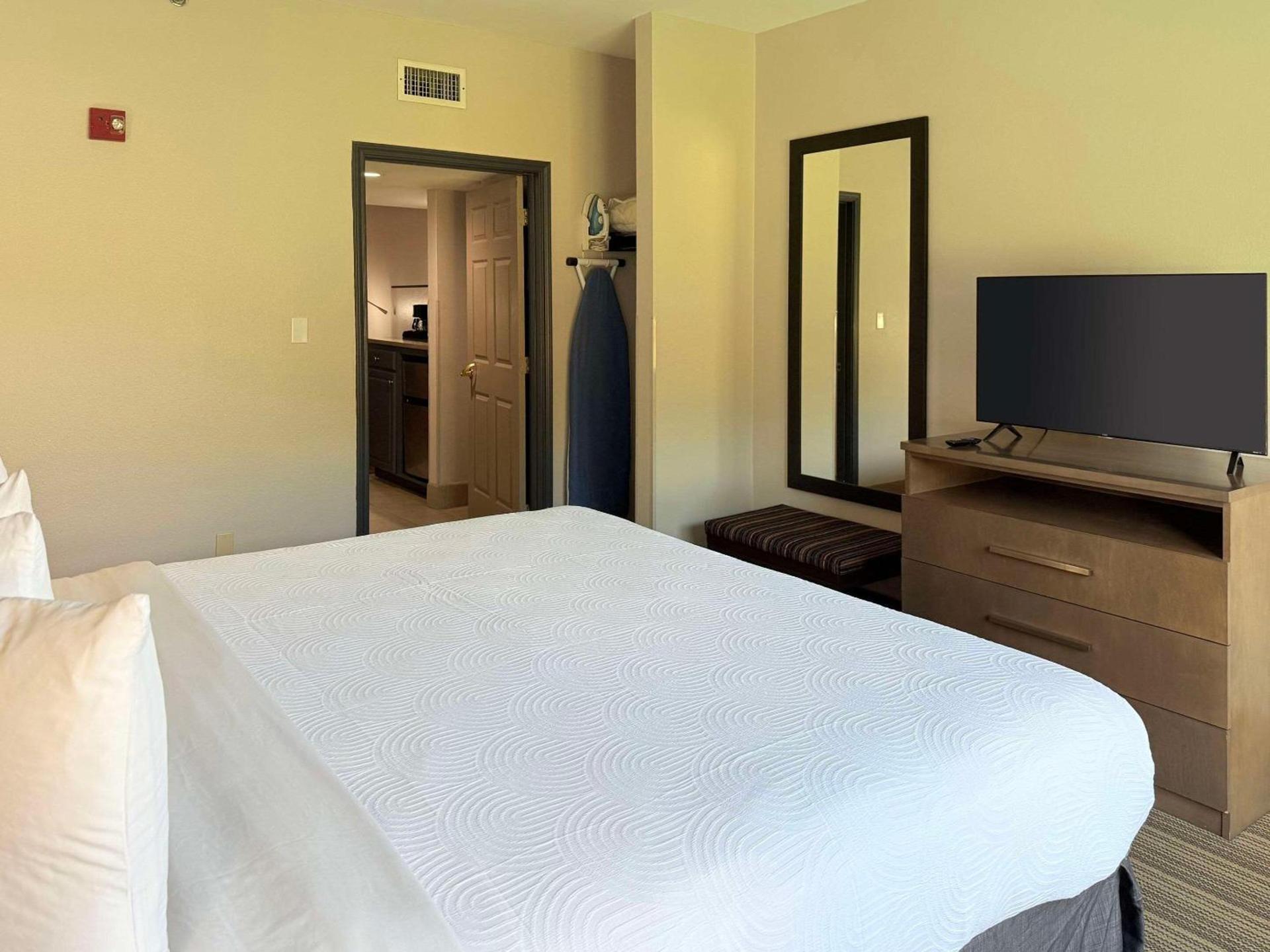 Country Inn & Suites by Radisson, Harlingen, TX photo 62