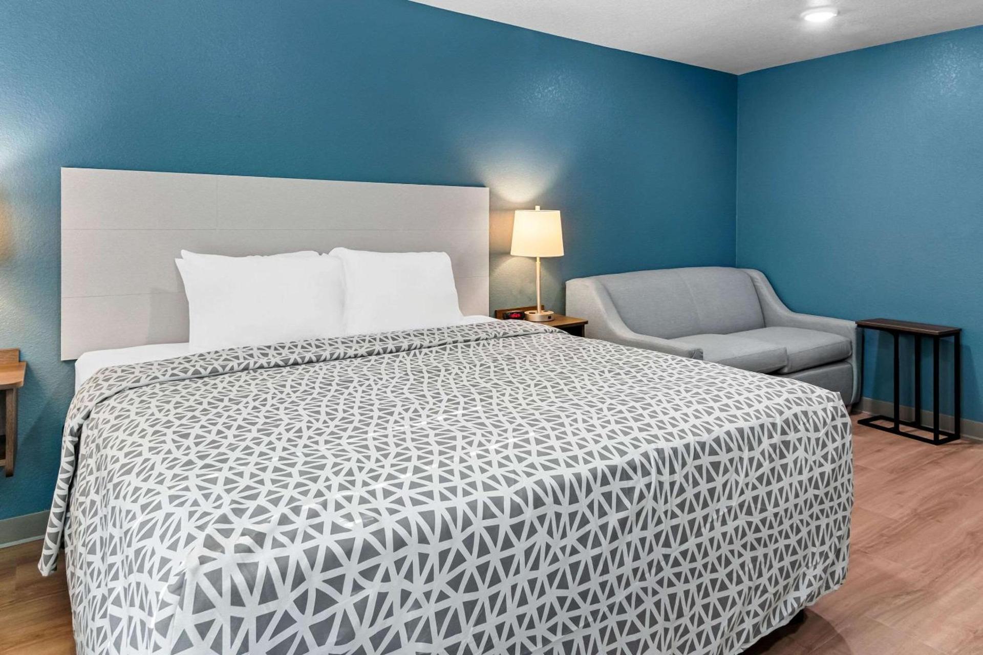 WoodSpring Suites Waco South photo 12