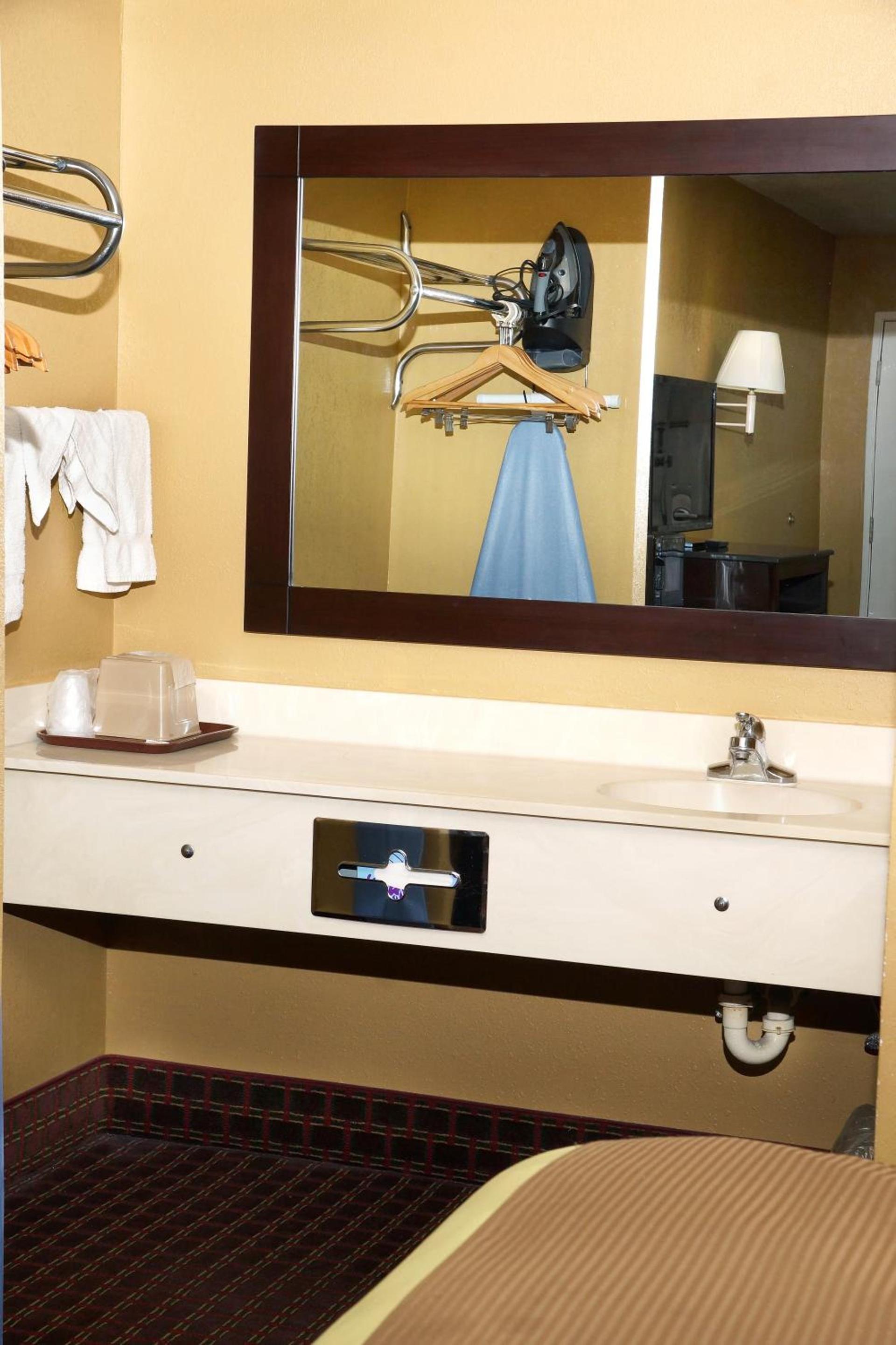 Executive Inn Opp photo 18