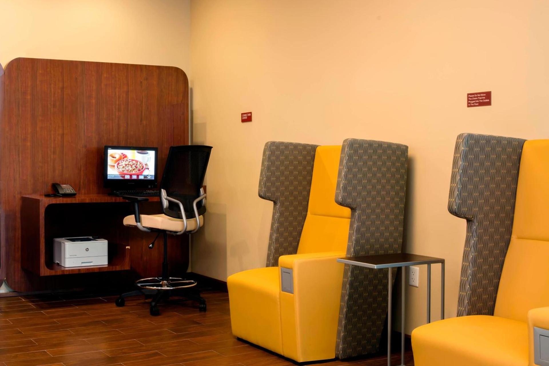 TownePlace Suites Orlando at FLAMINGO CROSSINGS Town Center, Western Entrance photo 25