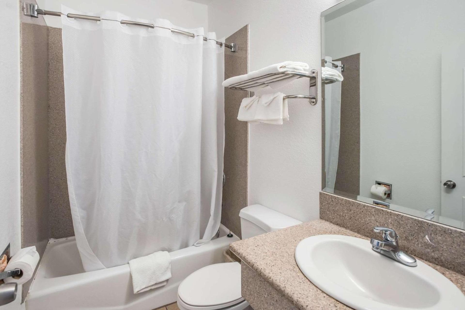 Rodeway Inn & Suites Pasadena photo 32