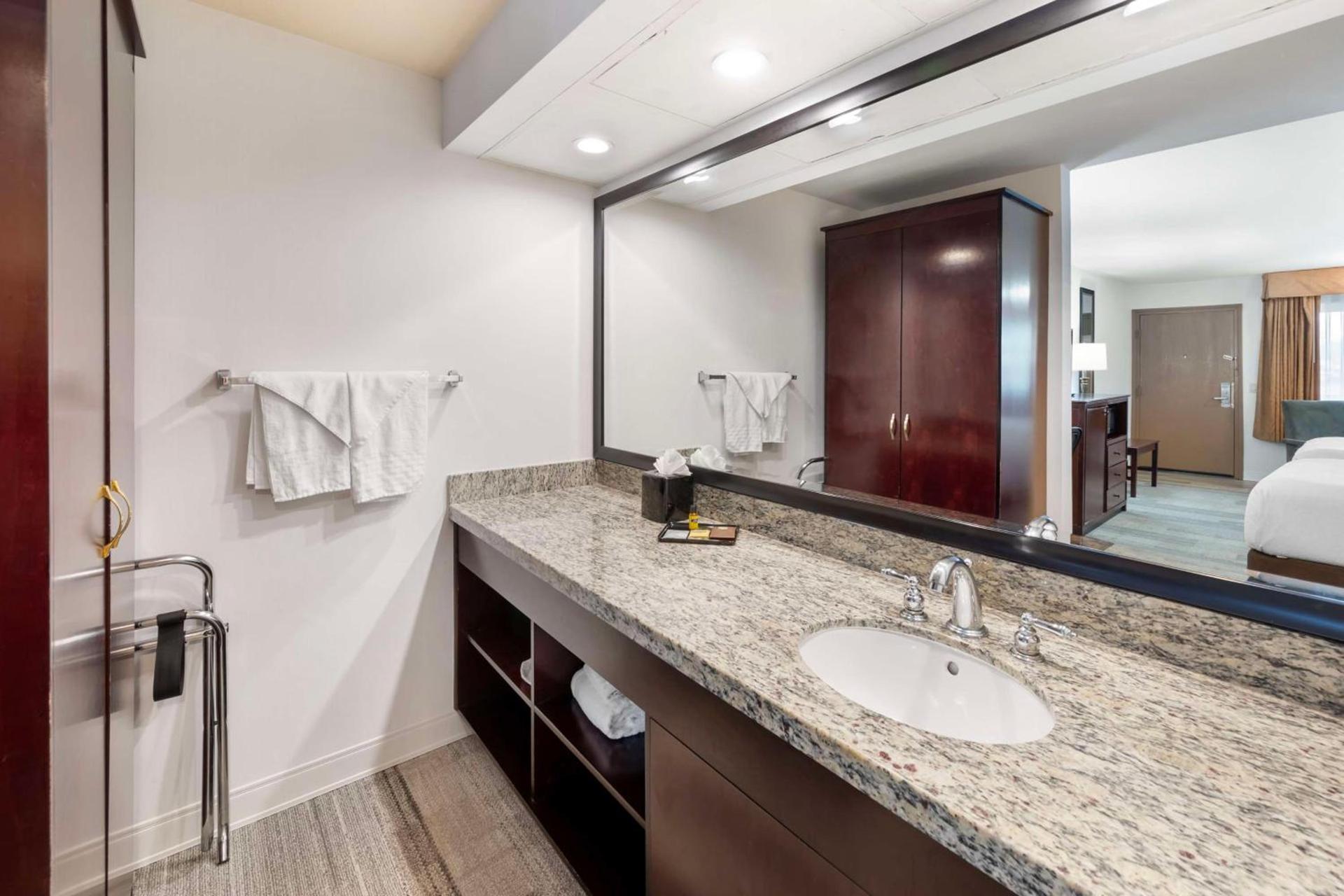 Best Western Plus Redondo Beach Inn photo 21