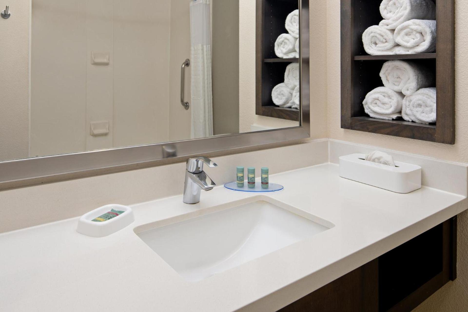 Best Western Valencia/Six Flags Inn & Suites photo 22
