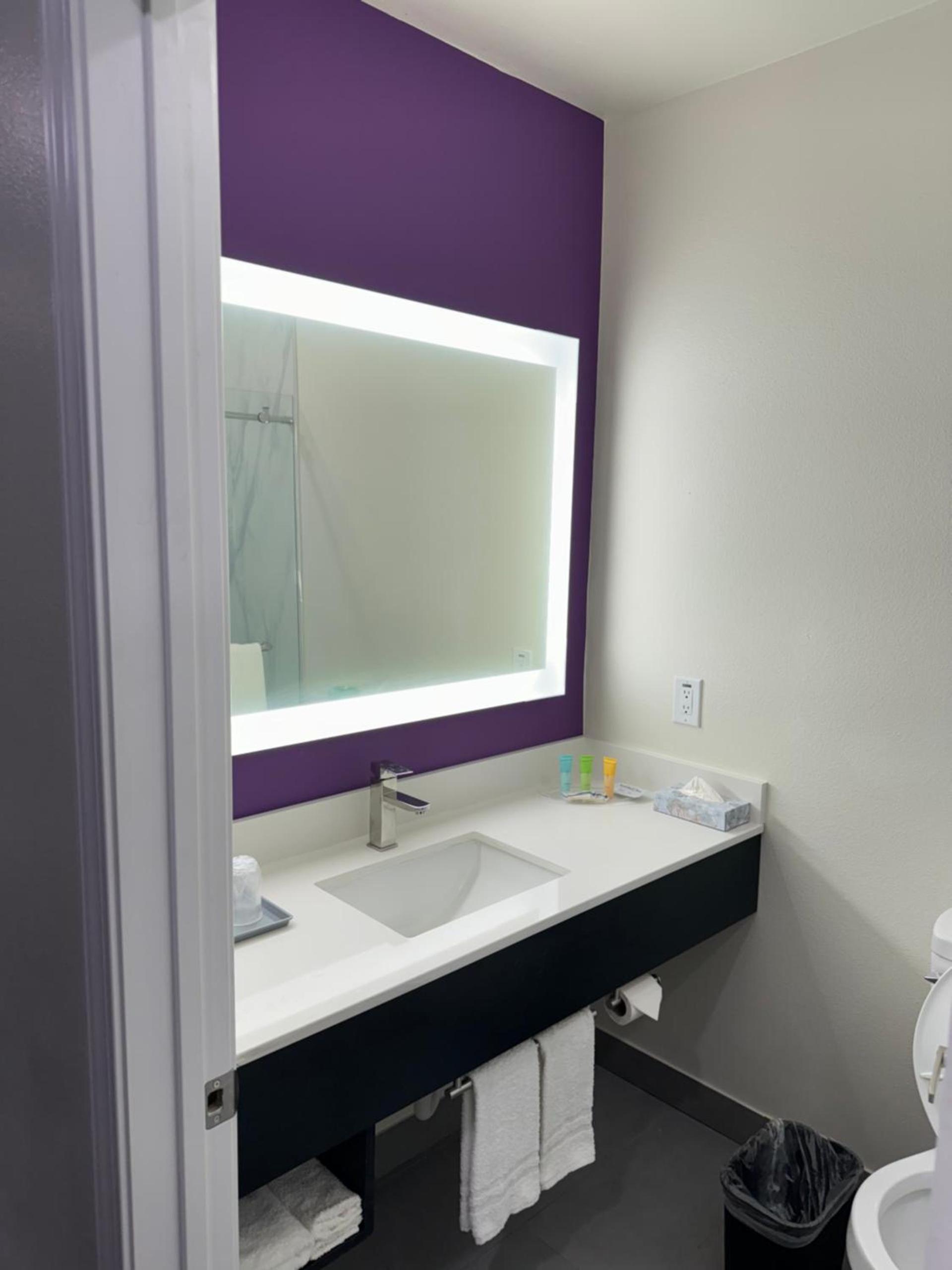 Lakeside Inn and Suites photo 2