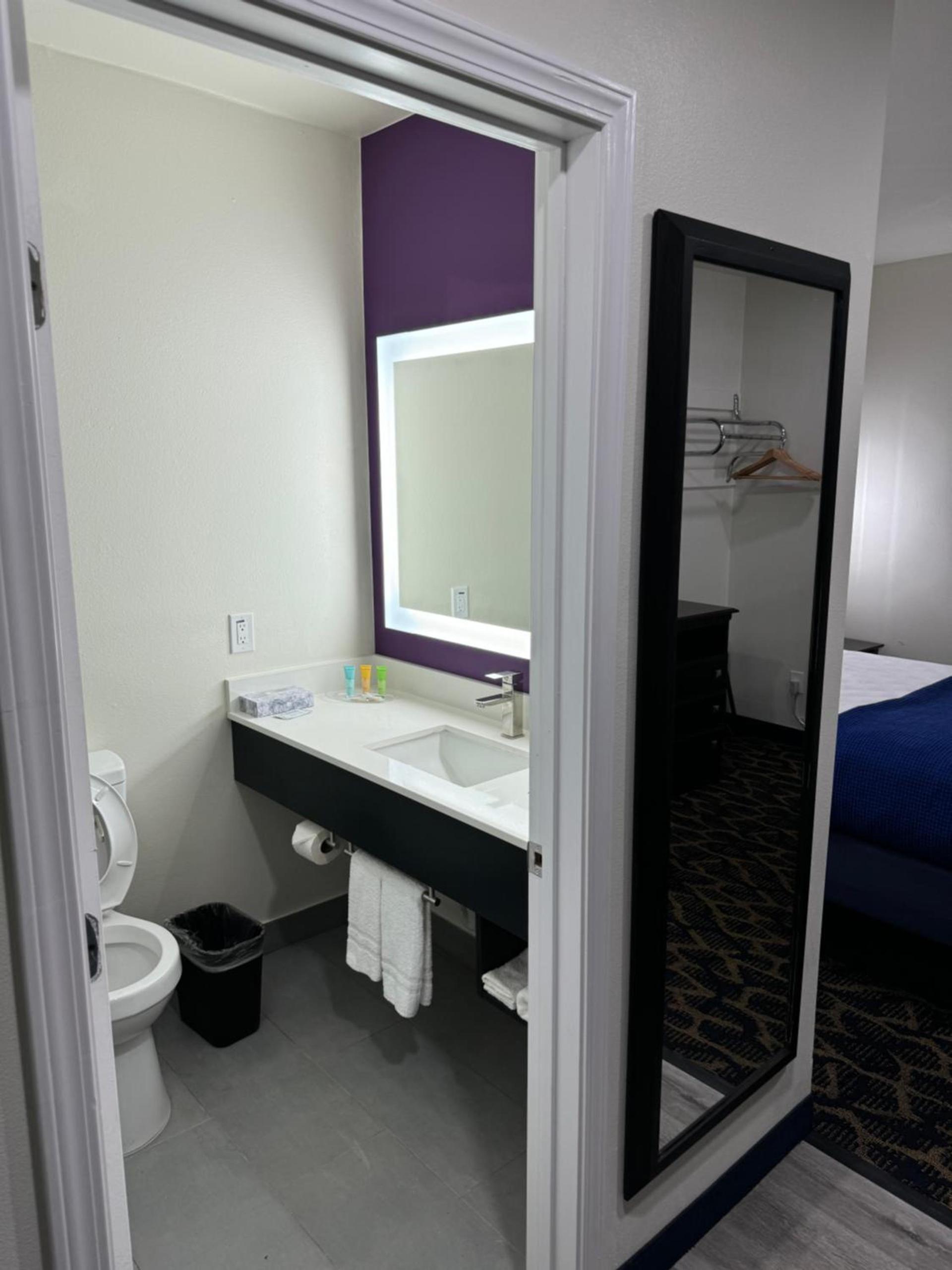 Lakeside Inn and Suites photo 20