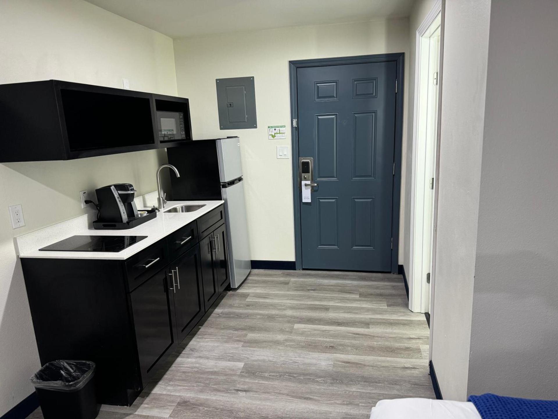 Lakeside Inn and Suites photo 15