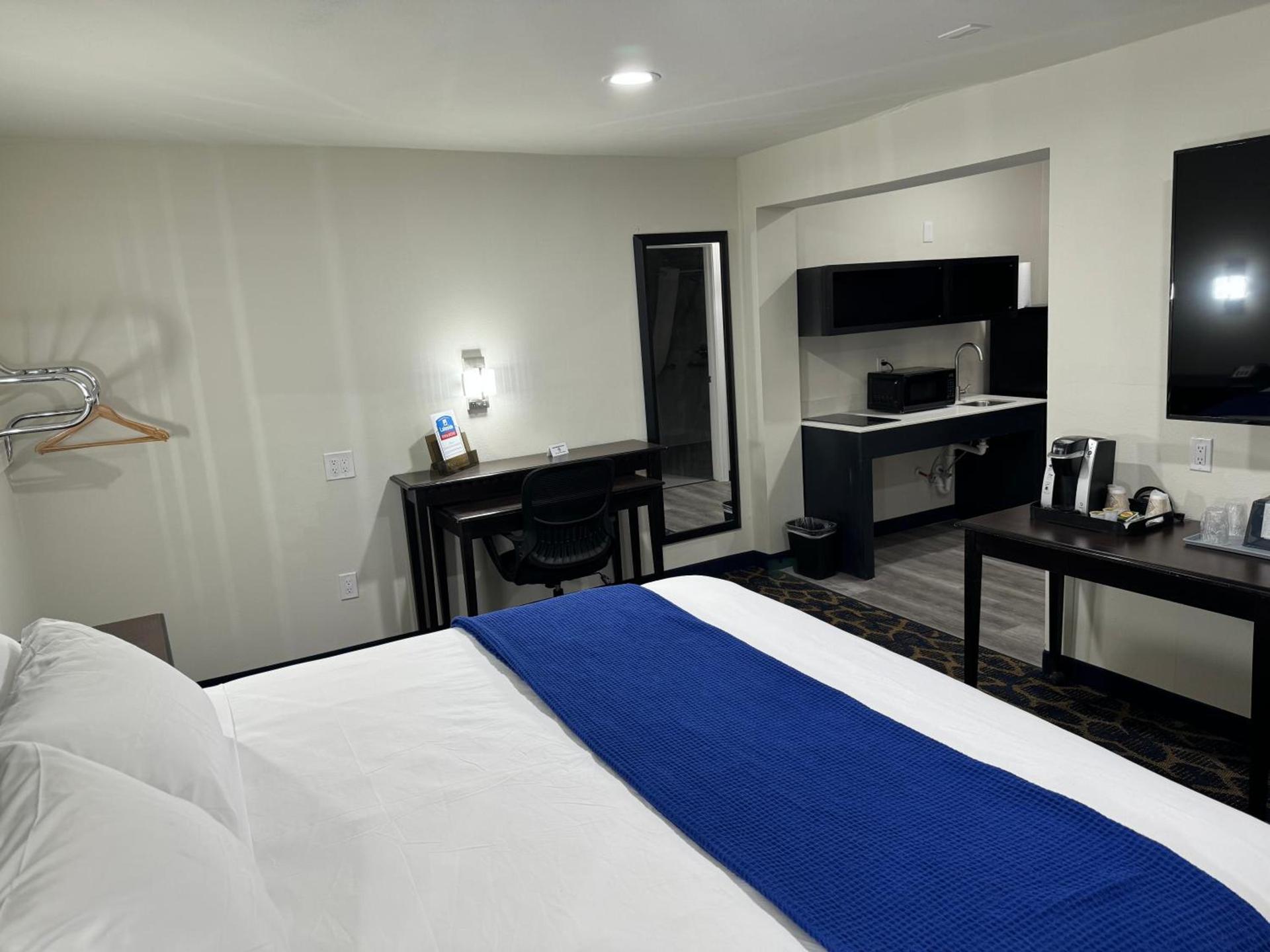 Lakeside Inn and Suites photo 13