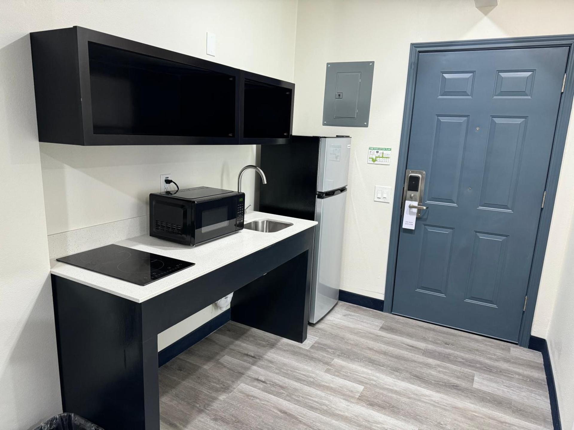 Lakeside Inn and Suites photo 12