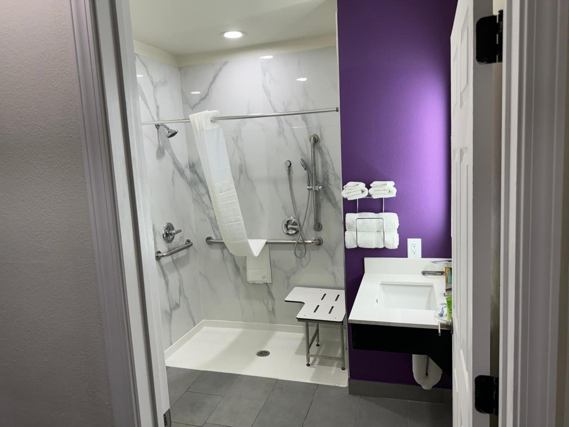 Lakeside Inn and Suites photo 11