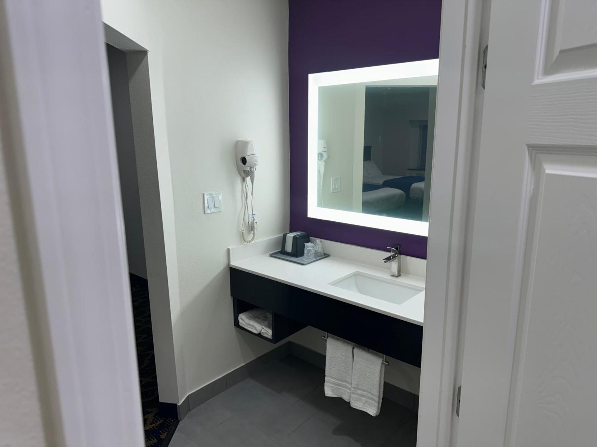 Lakeside Inn and Suites photo 7