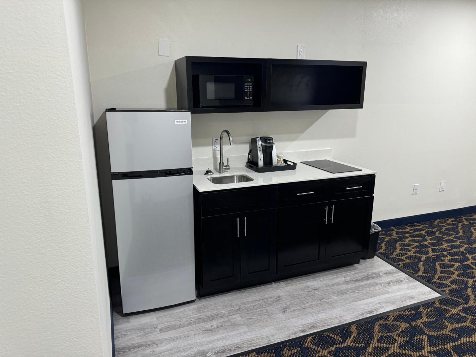 Lakeside Inn and Suites photo 6