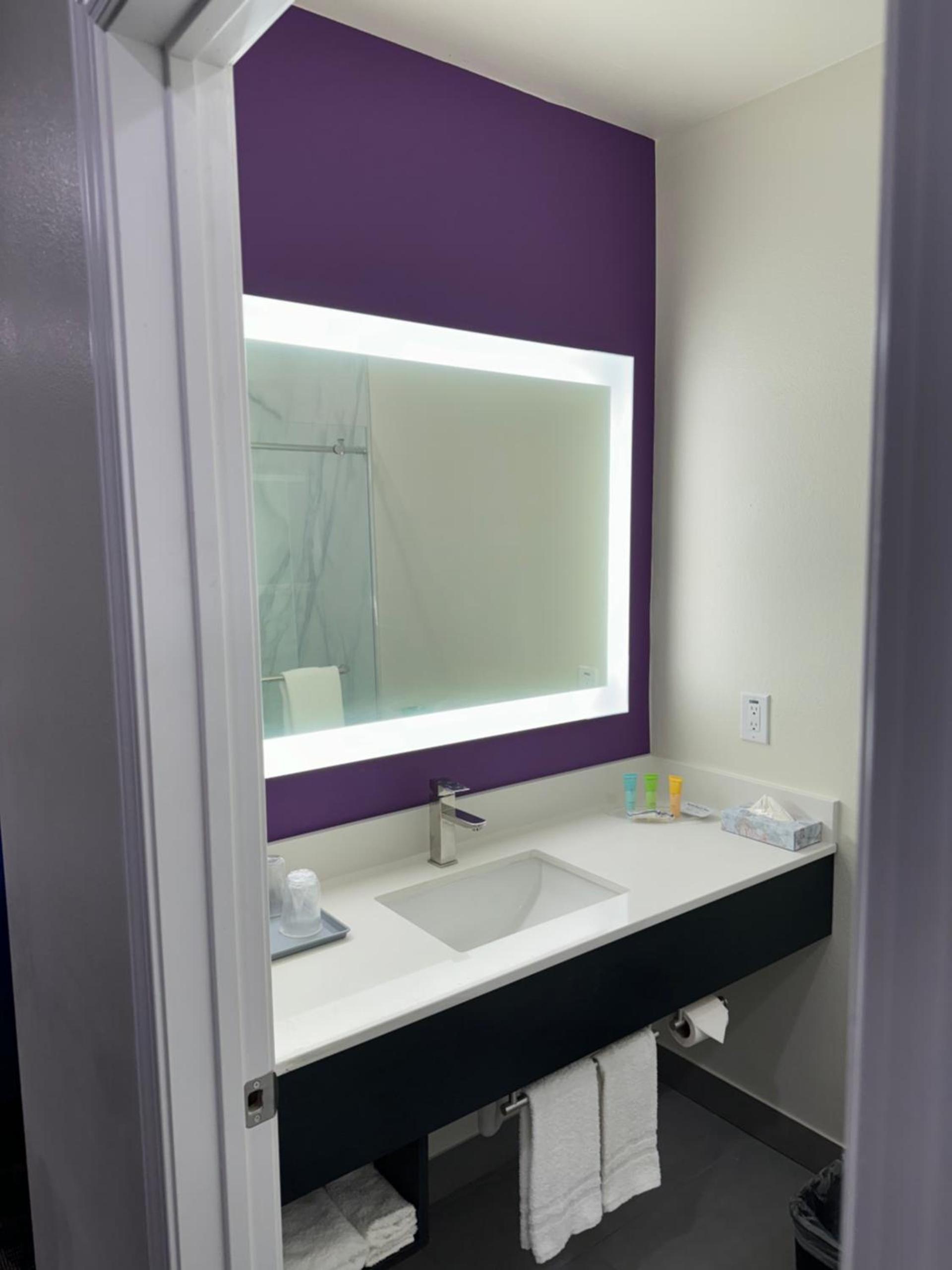 Lakeside Inn and Suites photo 5