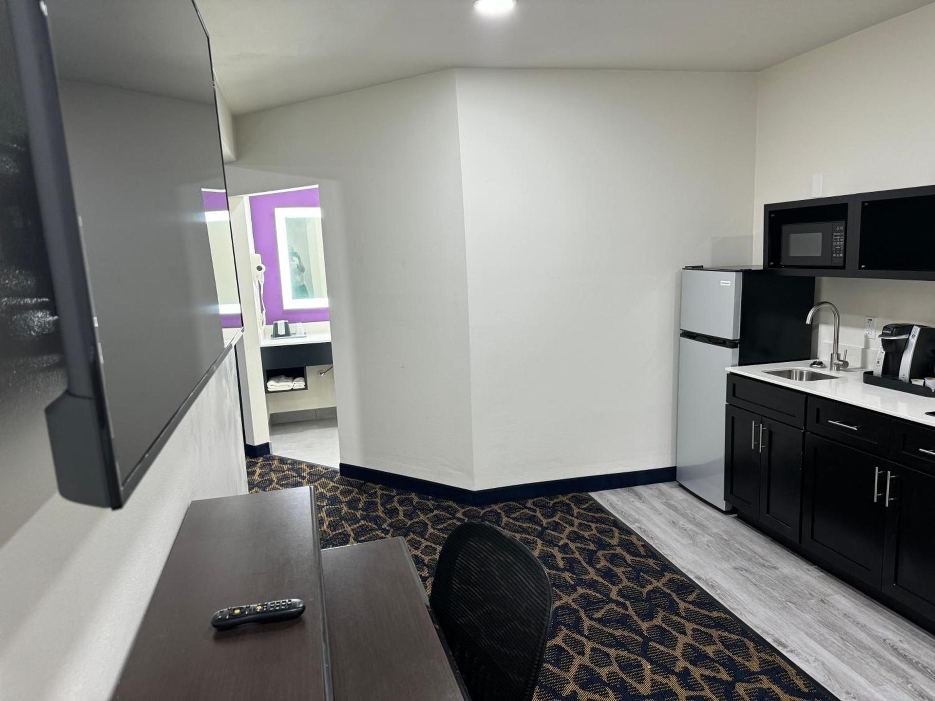 Lakeside Inn and Suites photo 4
