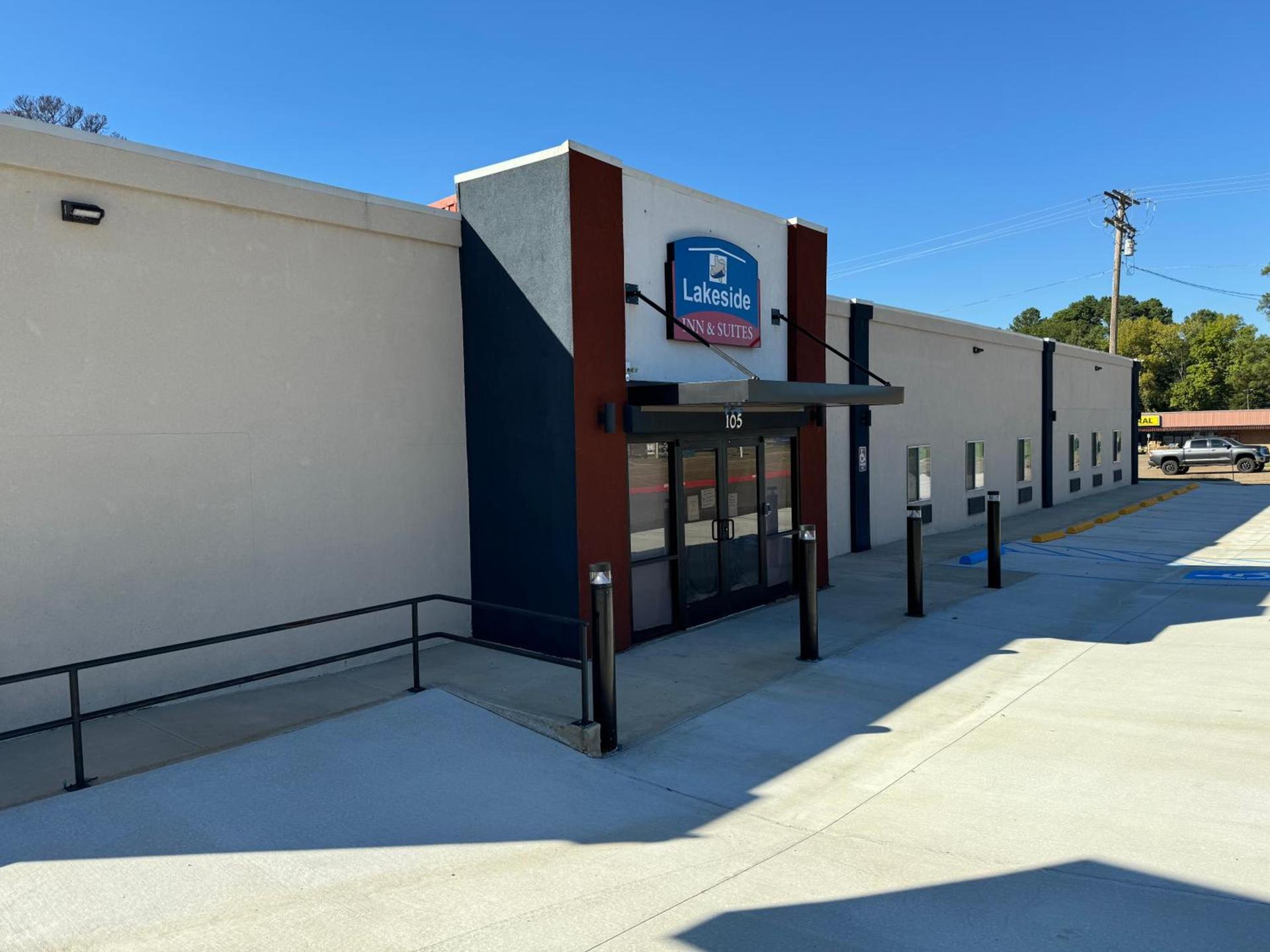 Lakeside Inn and Suites photo 1